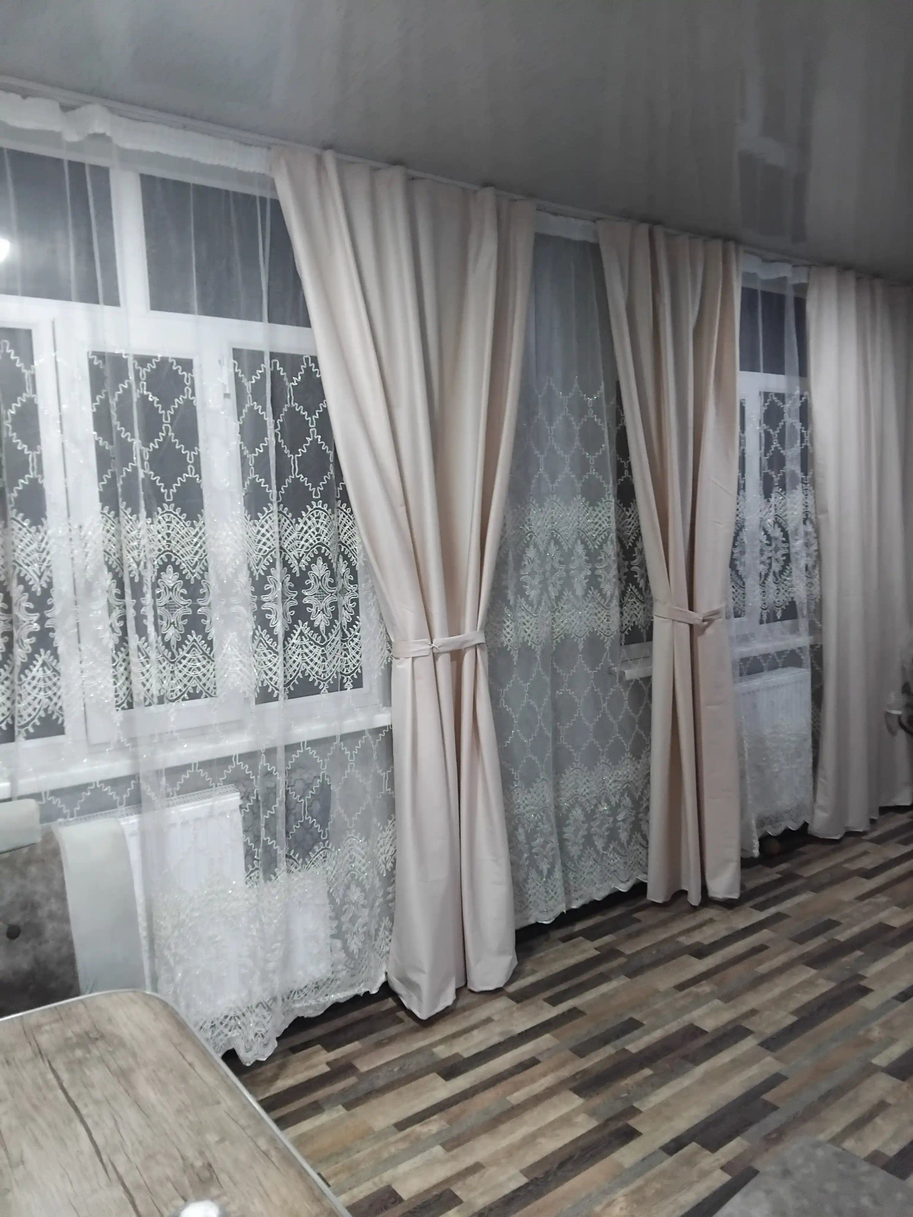 Tyul parda kashtali, nafis gulli, yengil va shaffof, bo‘yi 280 sm