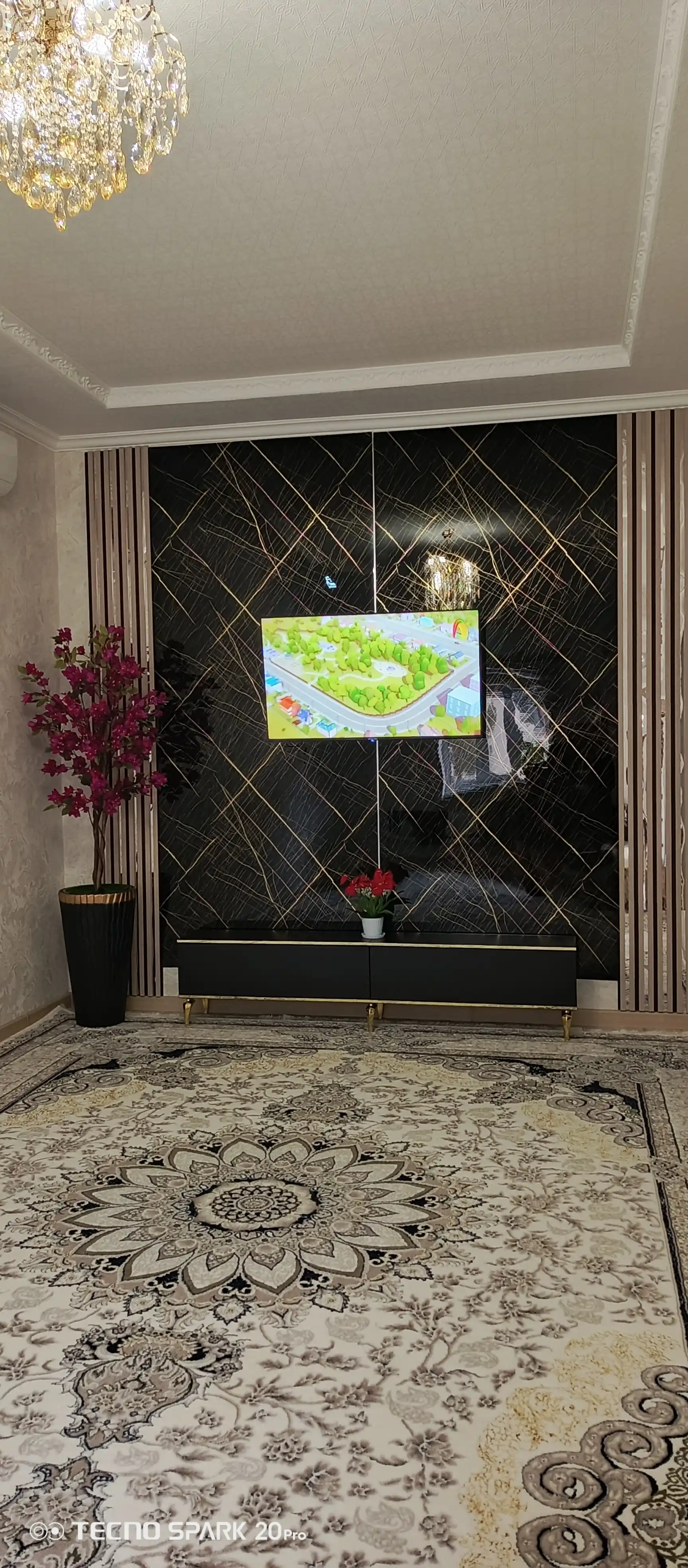 ​Uy ofis restoran uchun tuvakdagi suniy gullar palmalar va sakura zamonaviy