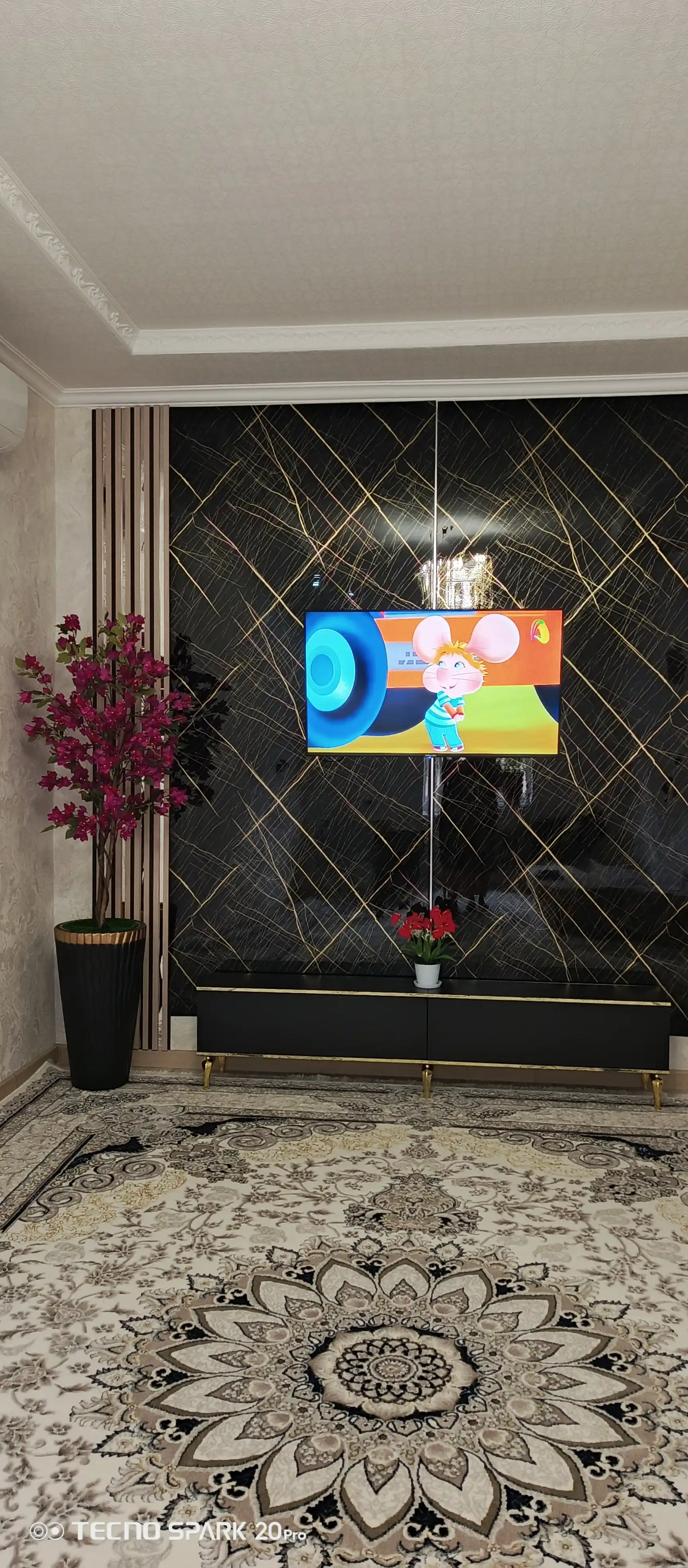 ​Uy ofis restoran uchun tuvakdagi suniy gullar palmalar va sakura zamonaviy