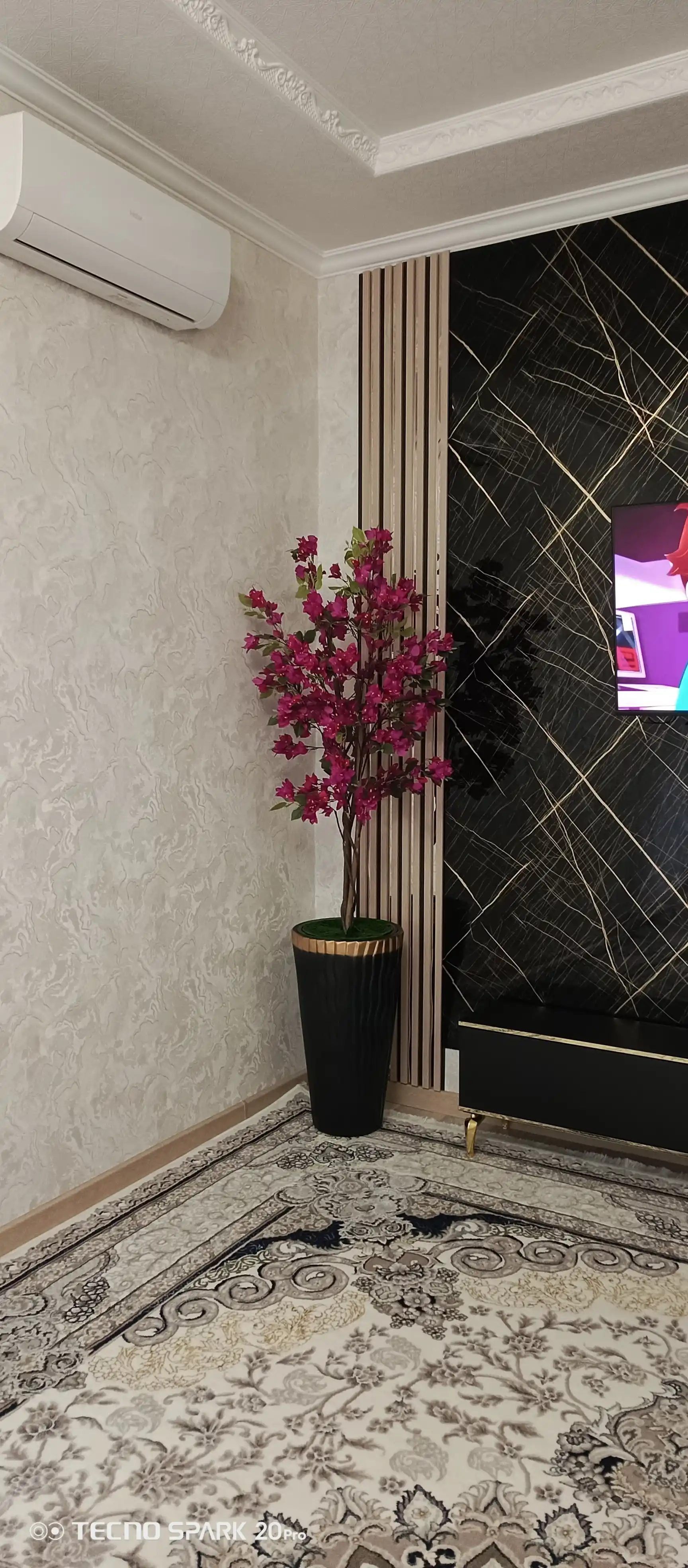​Uy ofis restoran uchun tuvakdagi suniy gullar palmalar va sakura zamonaviy