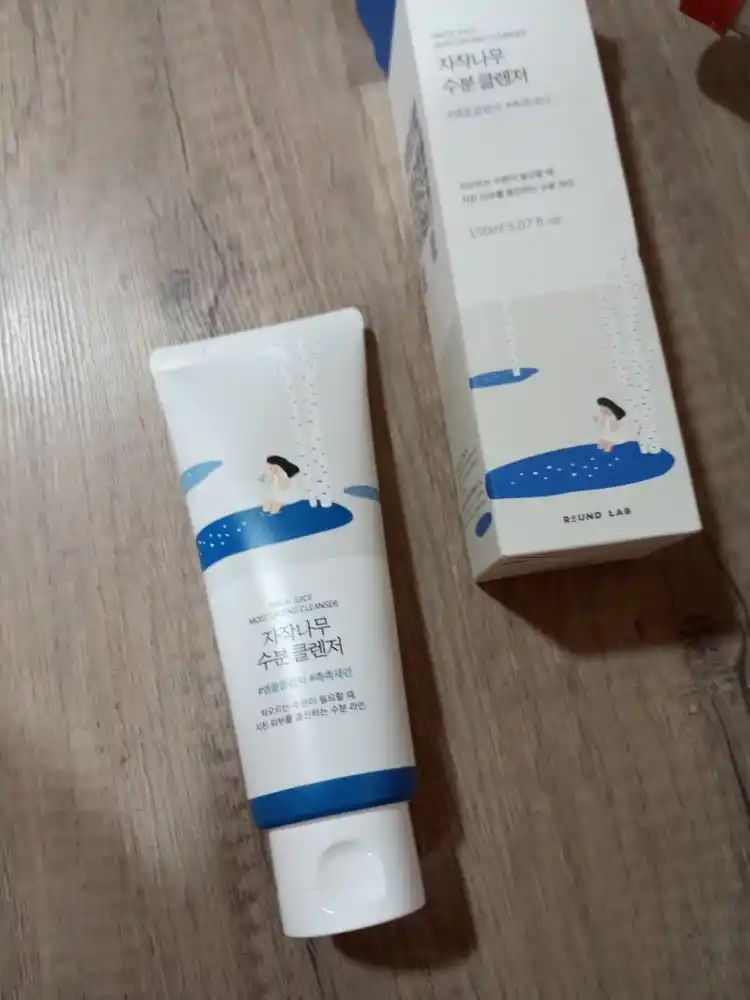 Round Lab Birch Juice Moisturizing Cleanser yuzni yuvish geli