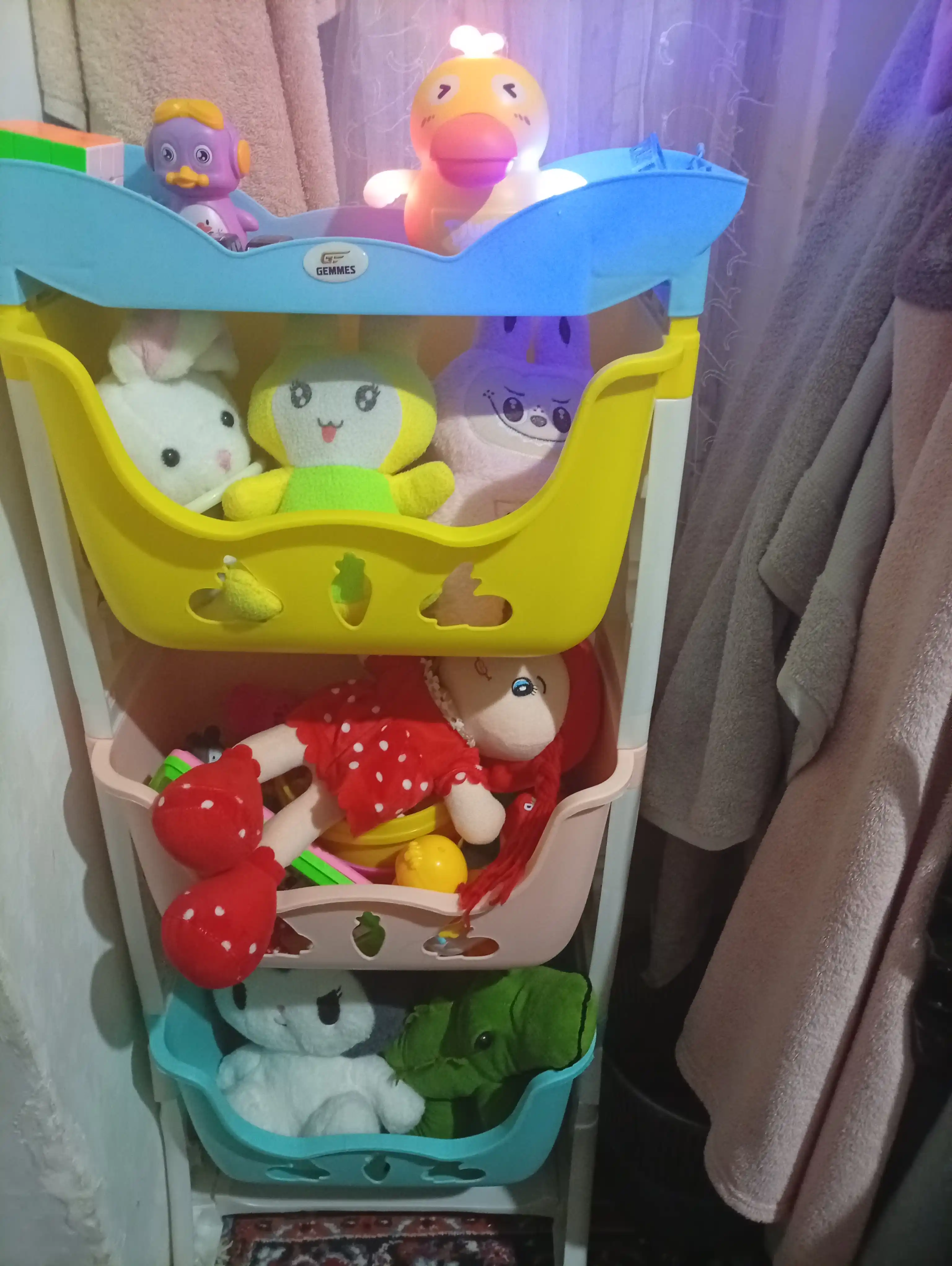 Plastik pol tokcha, g'ildiraklarda oshxona, hammom uchun