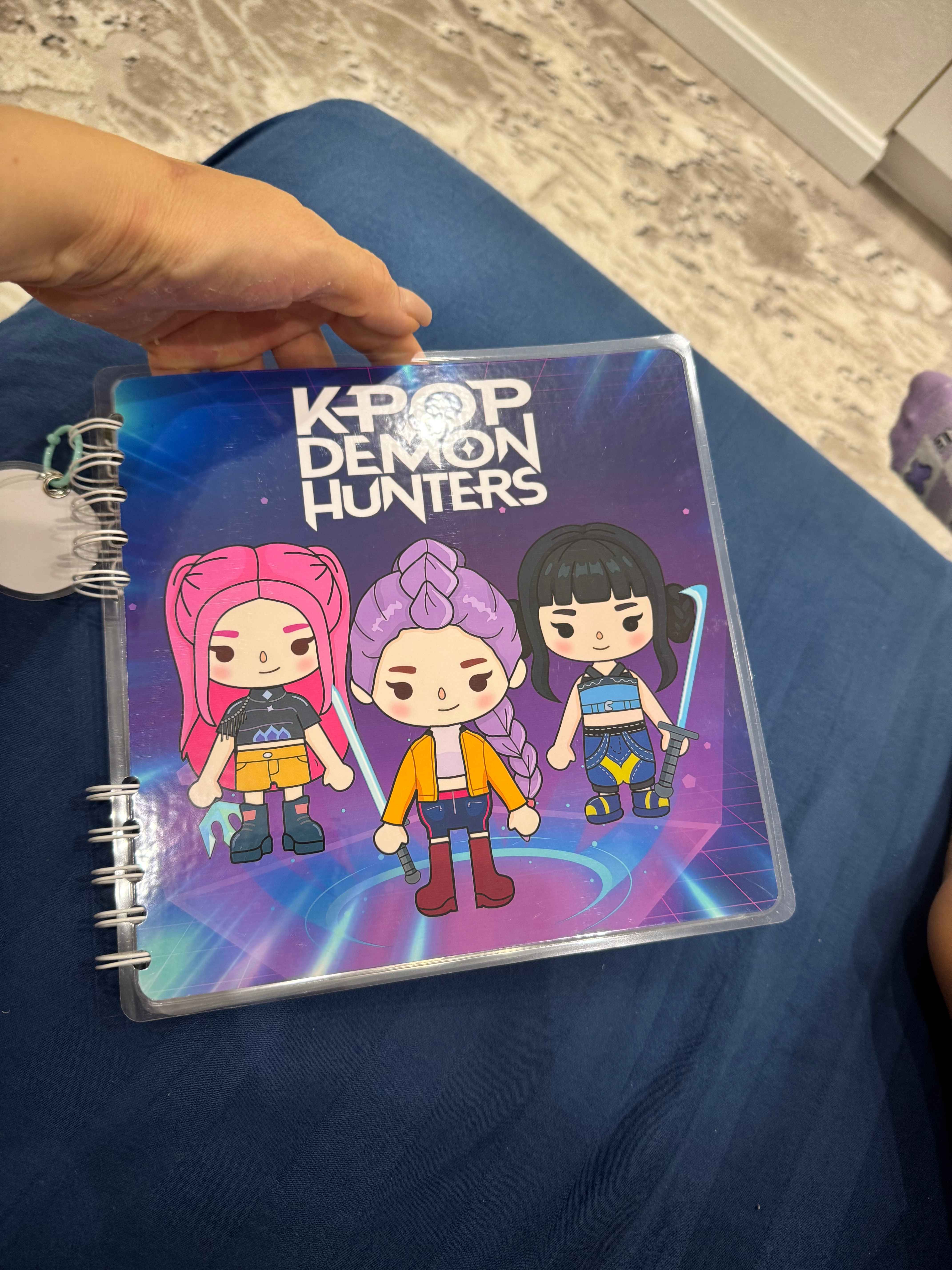 KPop Demon Hunters uslubidagi yopishqoq o‘yin albomi, shayton ovchisi keypopi