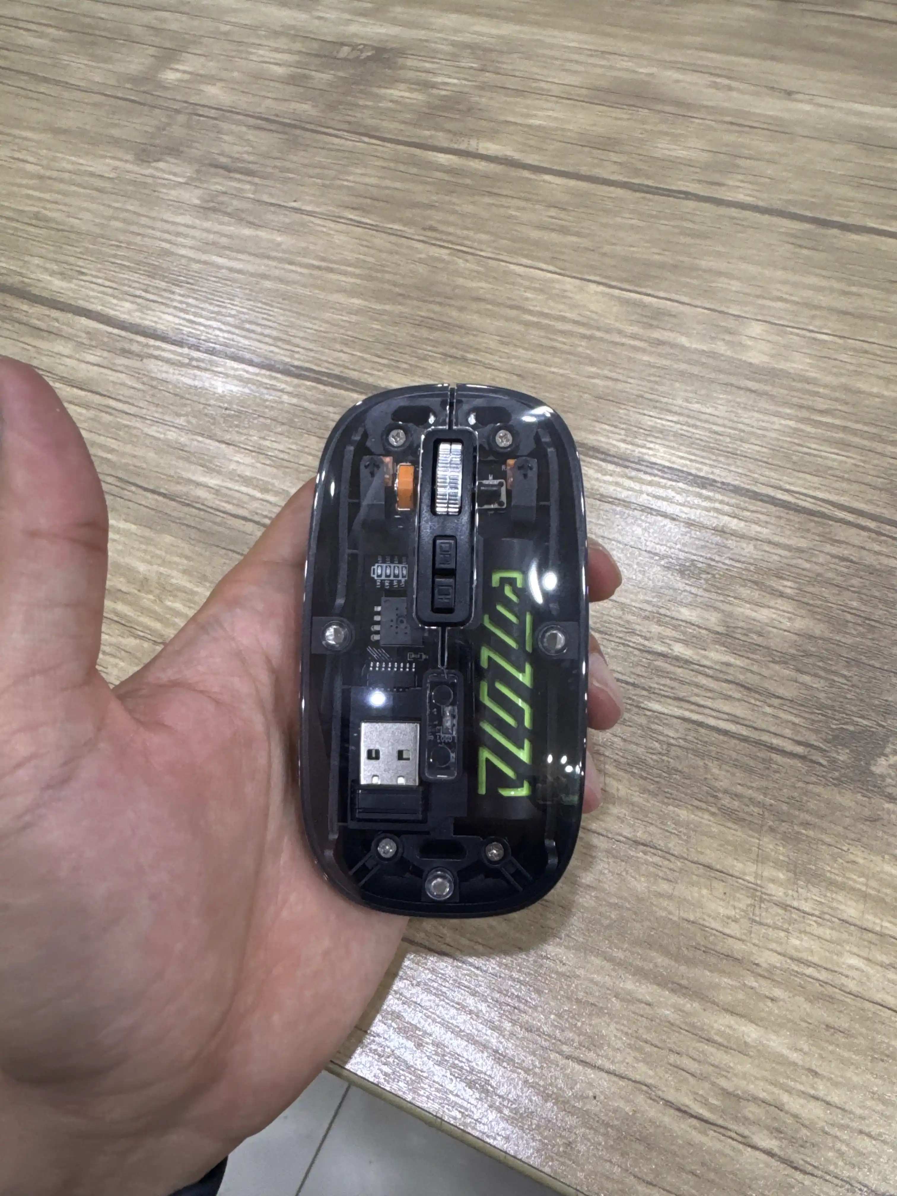 Simsiz sichqoncha 1600 DPI, shaffof korpus va 400 mAh batareya bilan