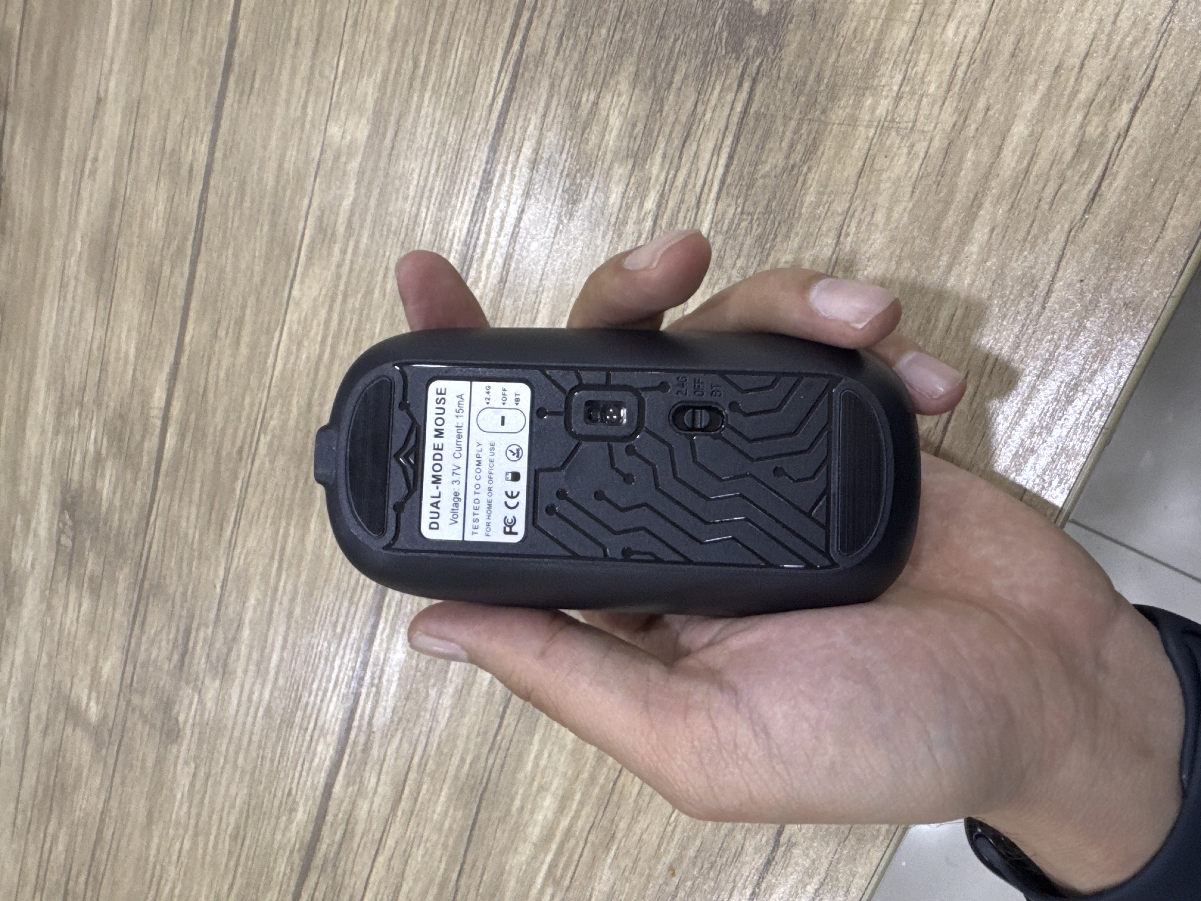 Simsiz sichqoncha 1600 DPI, shaffof korpus va 400 mAh batareya bilan
