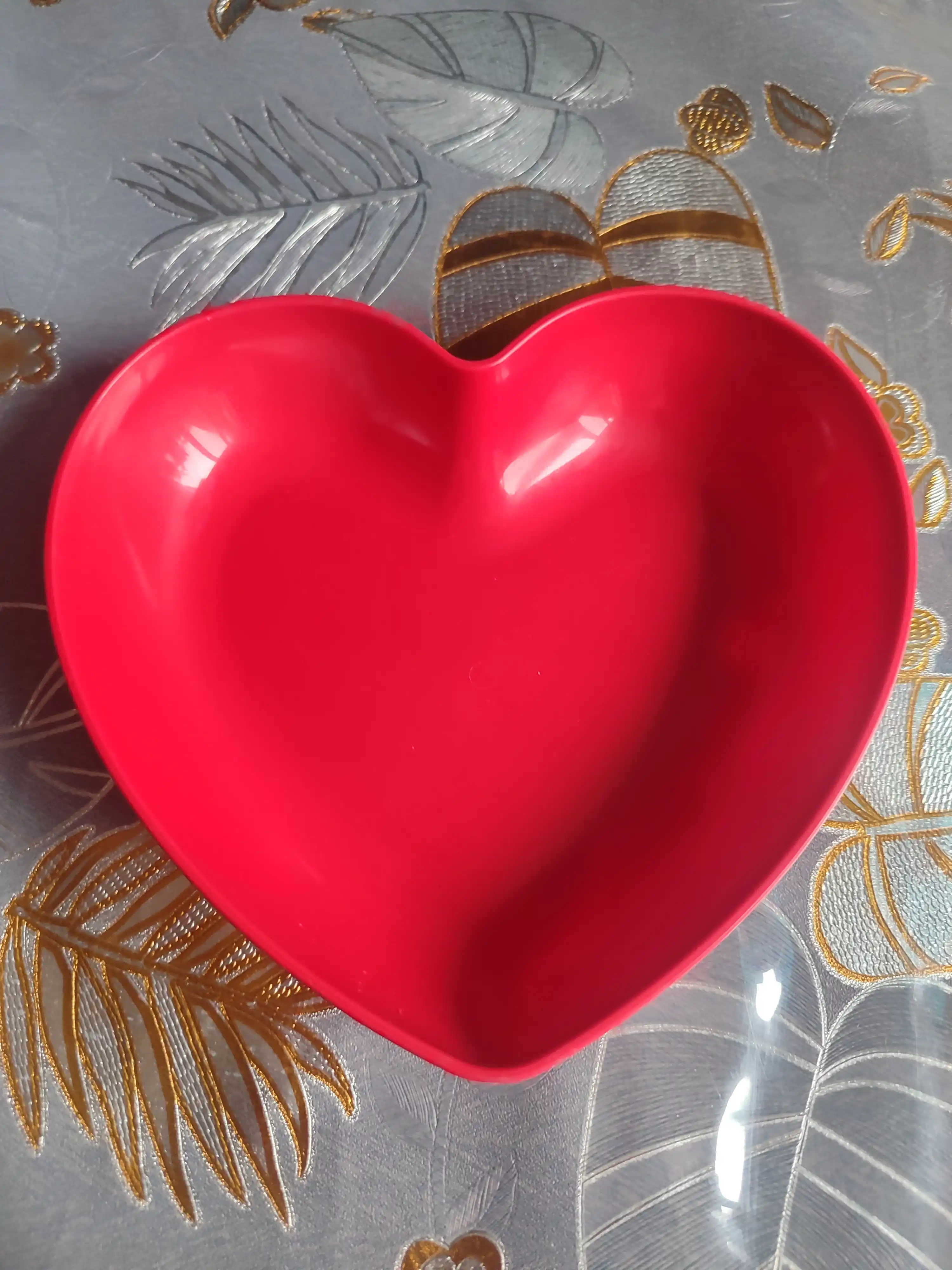 Yurak shaklidagi plastik qayta ishlatiladigan tarelkalar