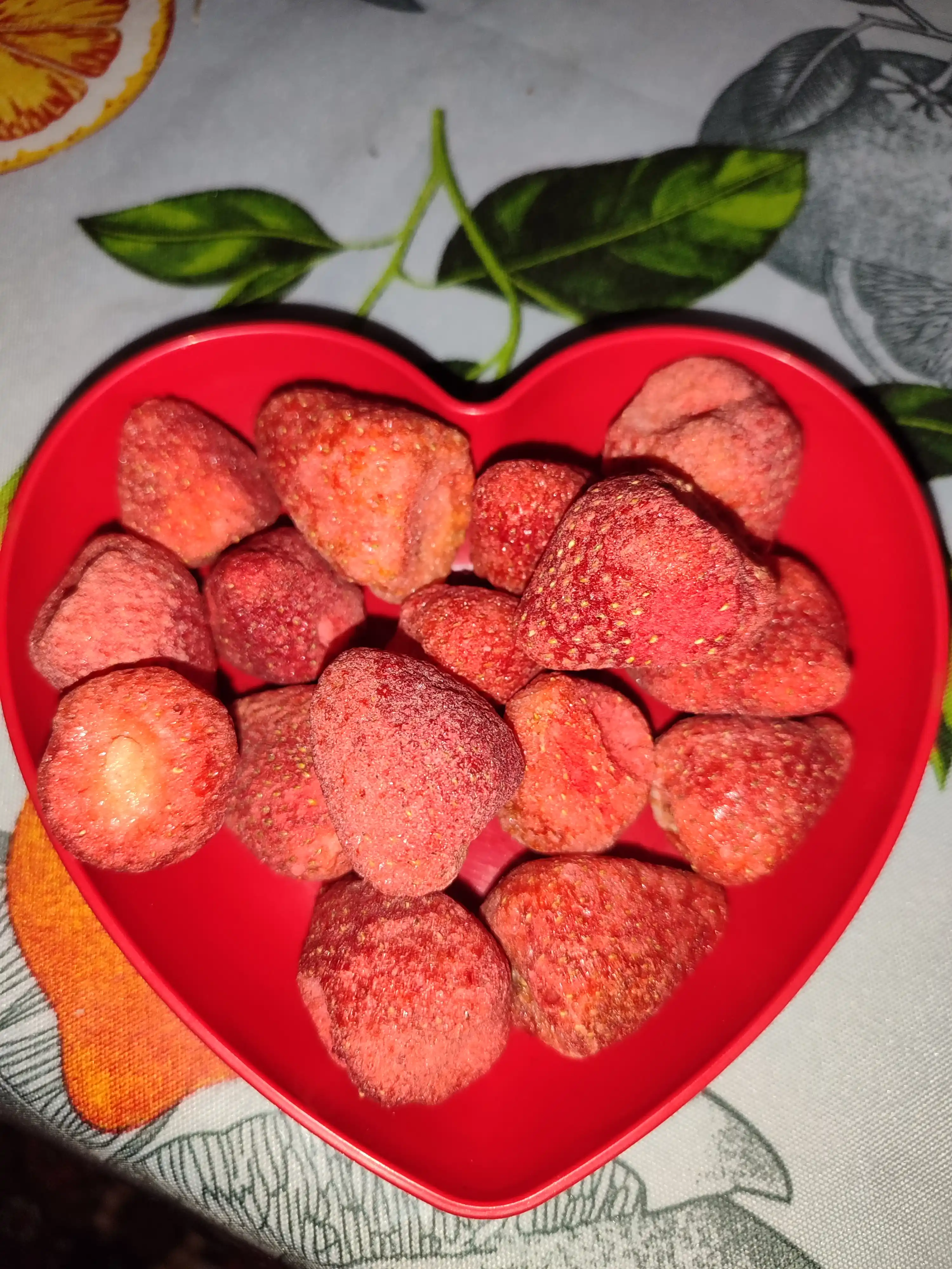 Yurak shaklidagi plastik qayta ishlatiladigan tarelkalar