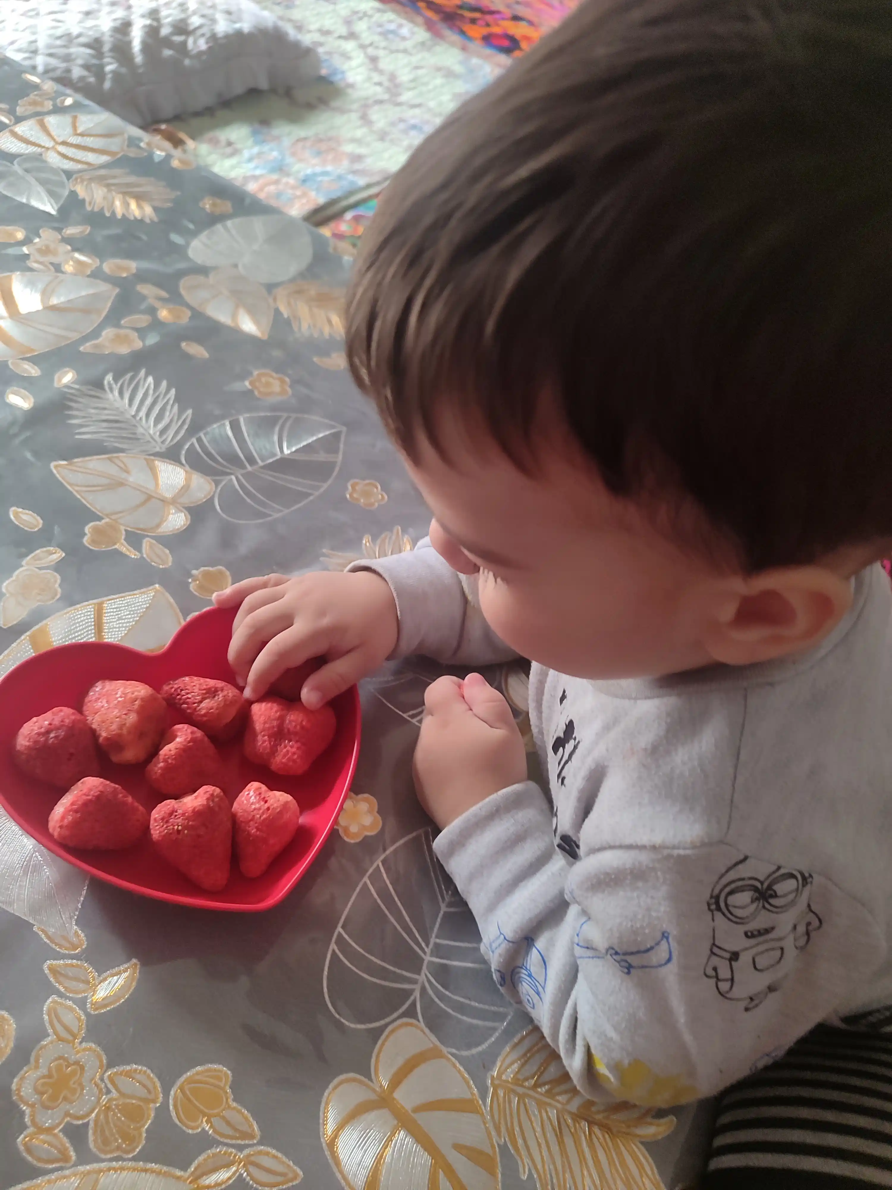 Yurak shaklidagi plastik qayta ishlatiladigan tarelkalar