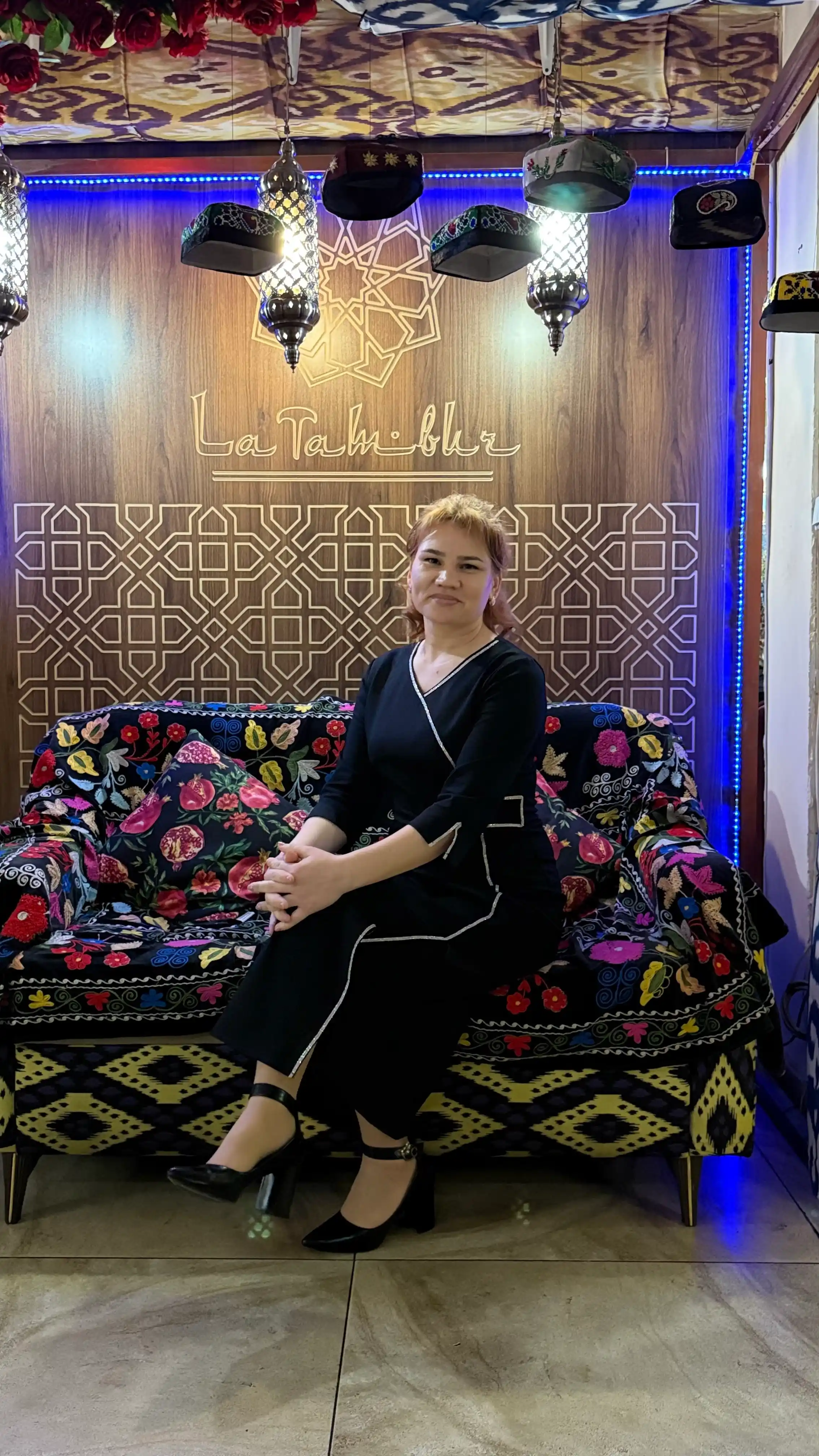 Hasm-atli uzun kechki libos, yumshoq matodan tikilgan, nafis matli yaltirashga ega
