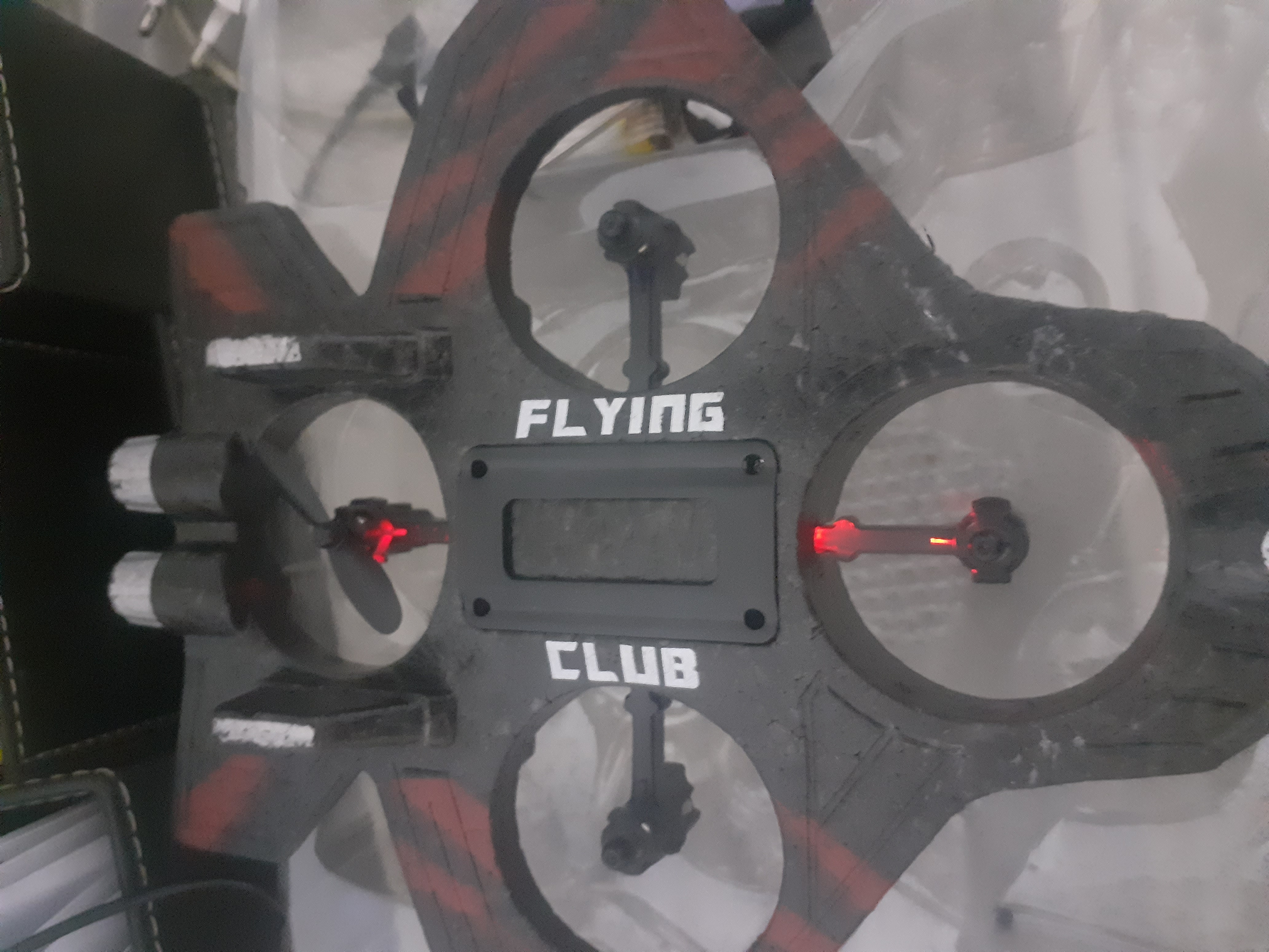 360° tryuklar va yorqin RGB yoritgichlarga ega, radio orqali boshqariladigan Fighter dron-samolyoti