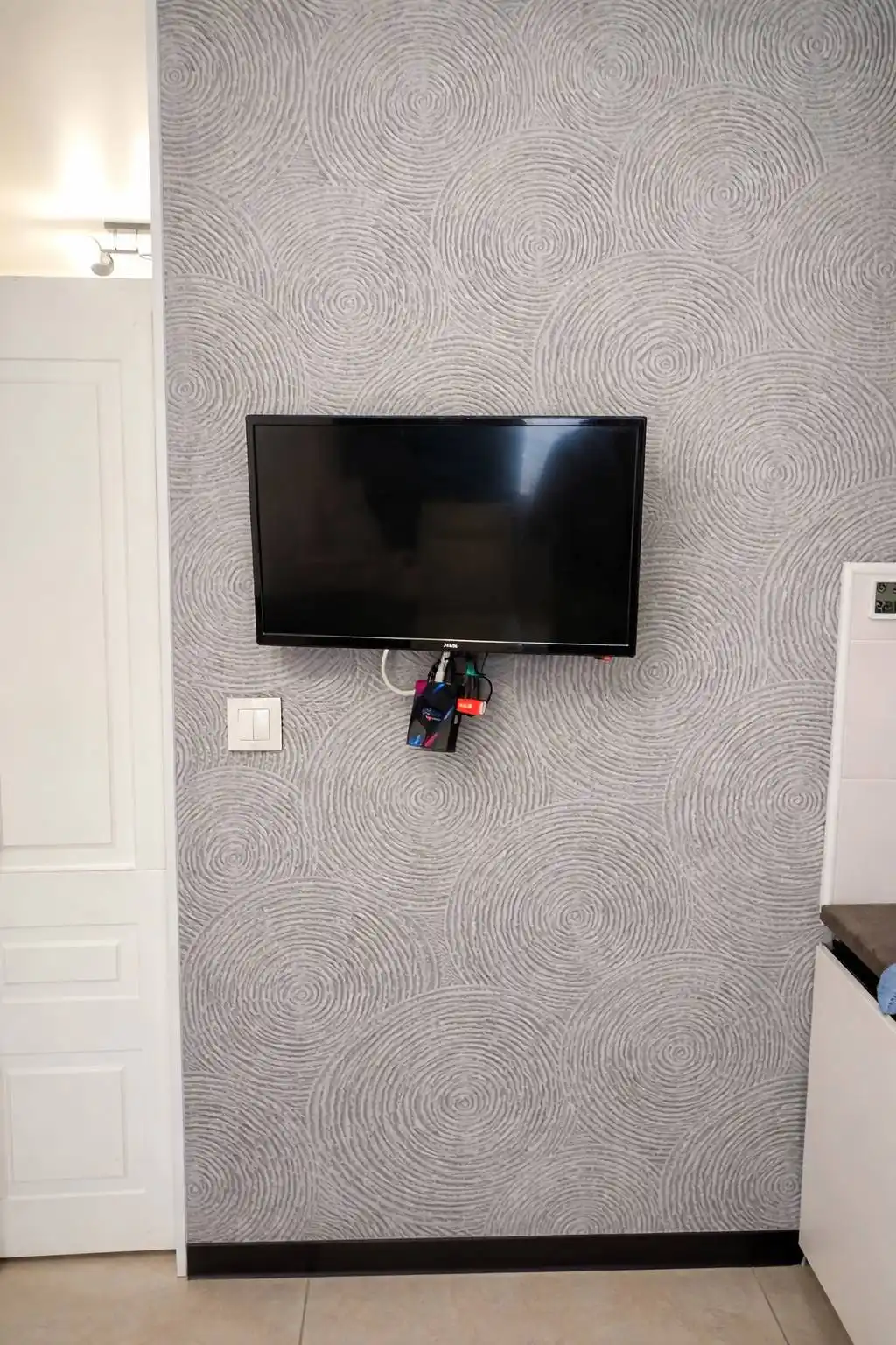 Devor uchun o‘z-o‘zidan yopishadigan 3D oboylar 60×60 sm, relyefli, och rangli
