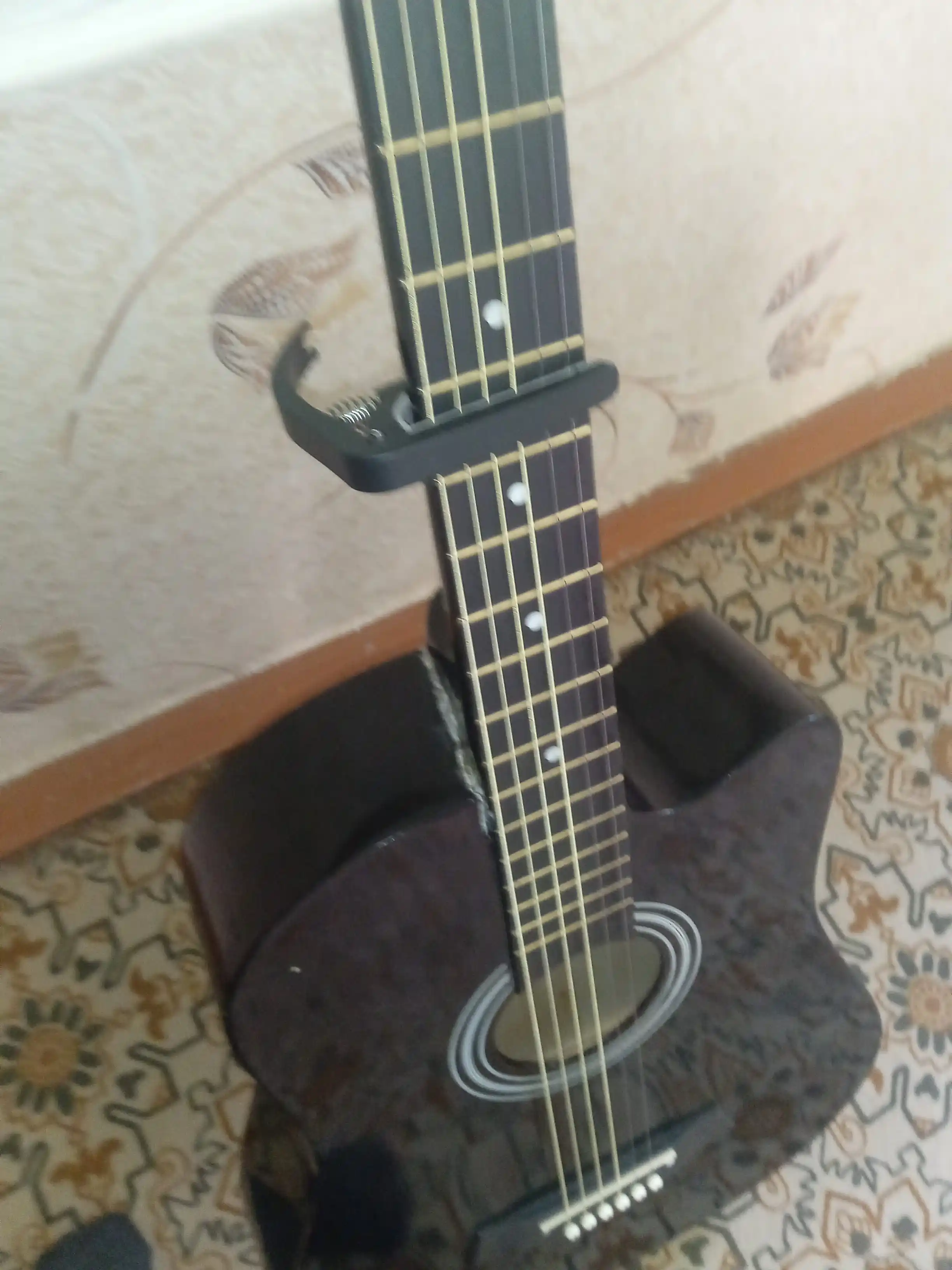 Gitara uchun kapodastr (Guitar Capo)