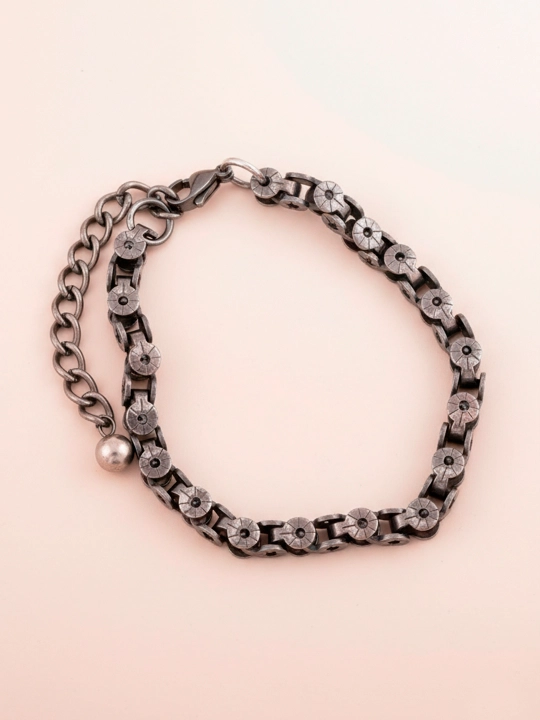 Po‘lat bilaguzuk Chain uslubida — industrial dizayndagi kuchli aksent - 