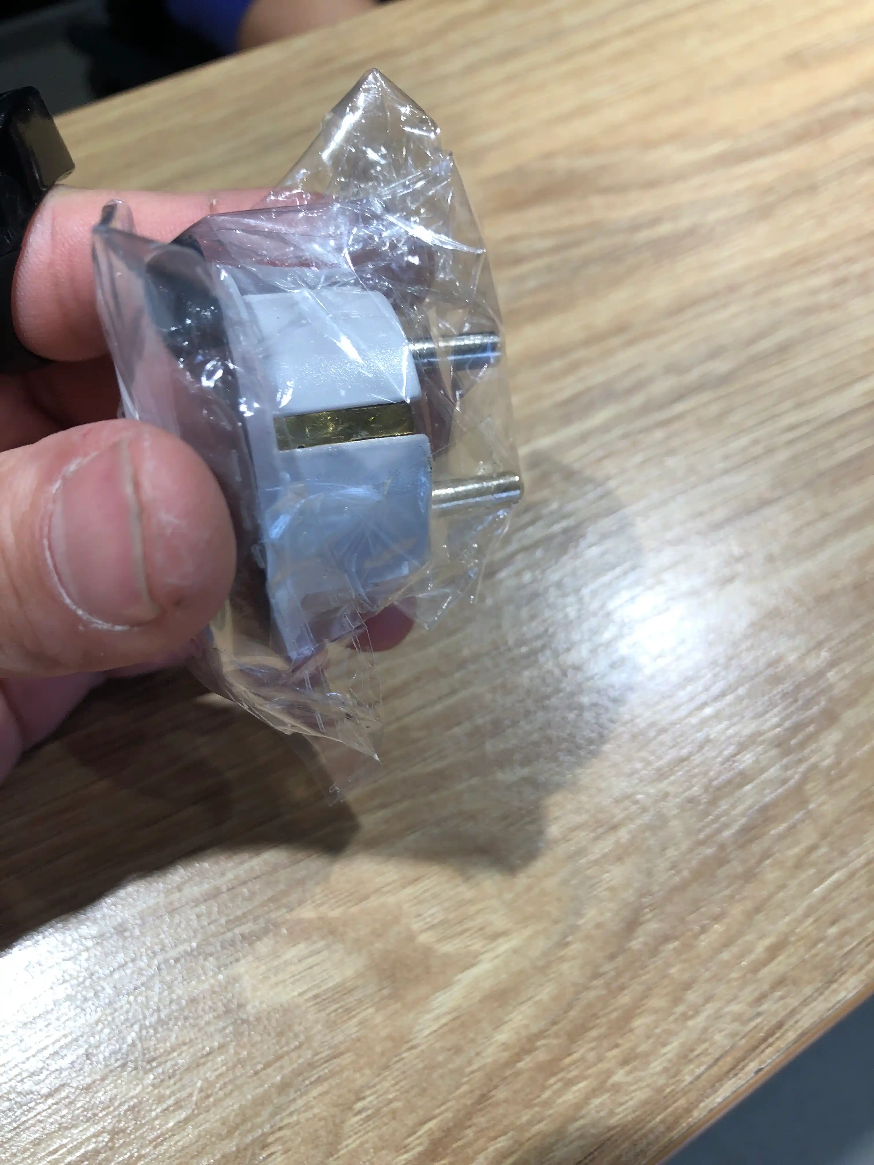 MerKan B.M.A universal adapter – EU / US / UK / AU rozetkalar uchun o‘tkazgich