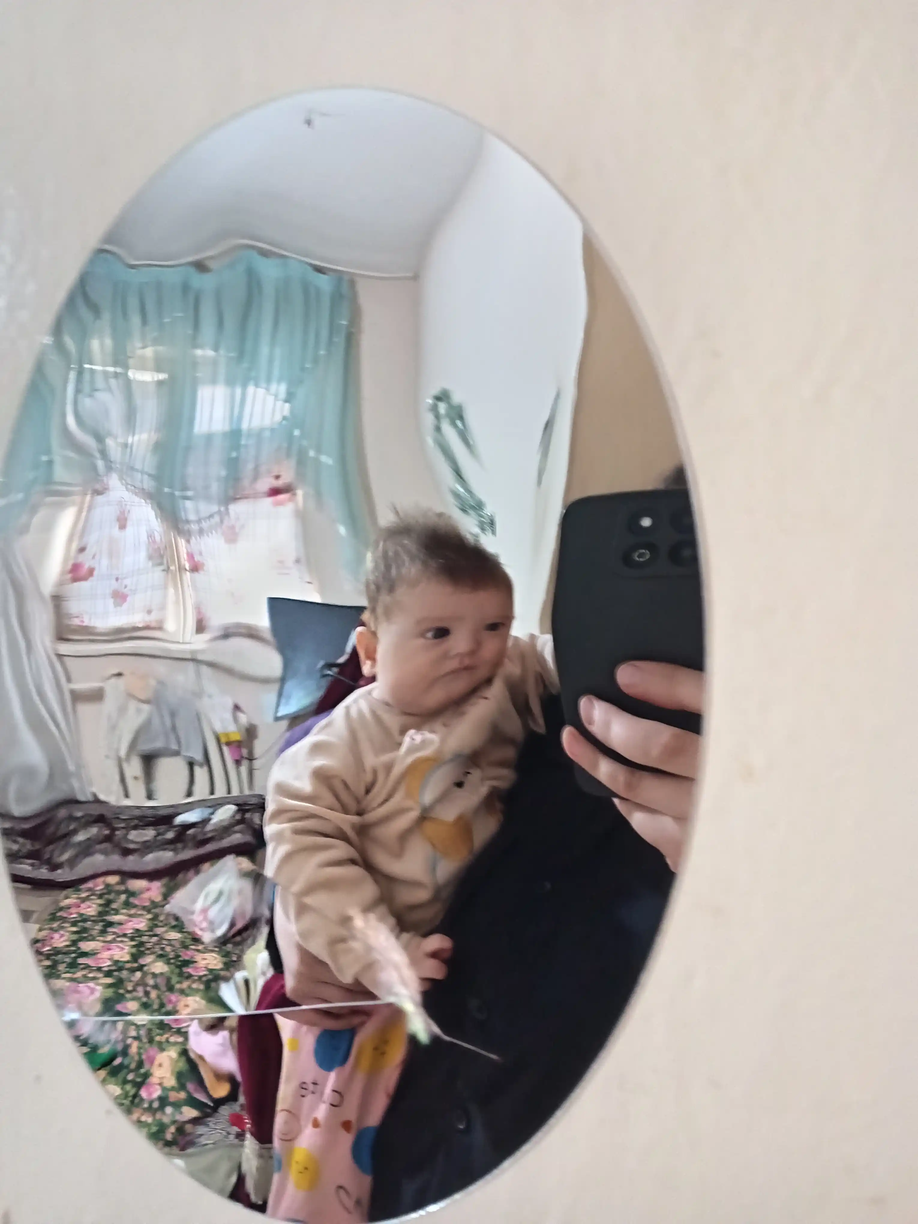 Devorga yopishtirish mumkin bo‘lgan plastik ko‘zgu, interyer