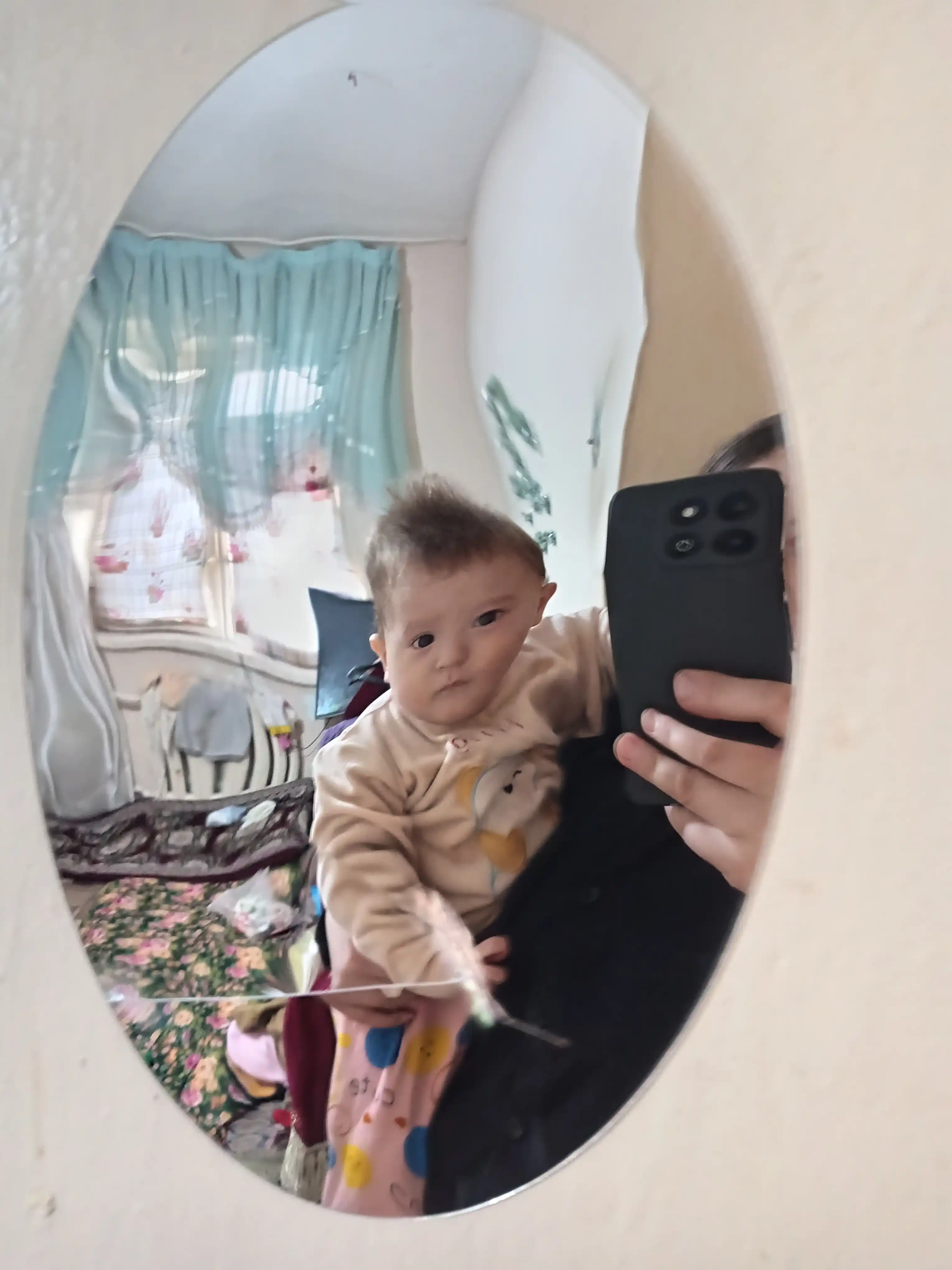 Devorga yopishtirish mumkin bo‘lgan plastik ko‘zgu, interyer