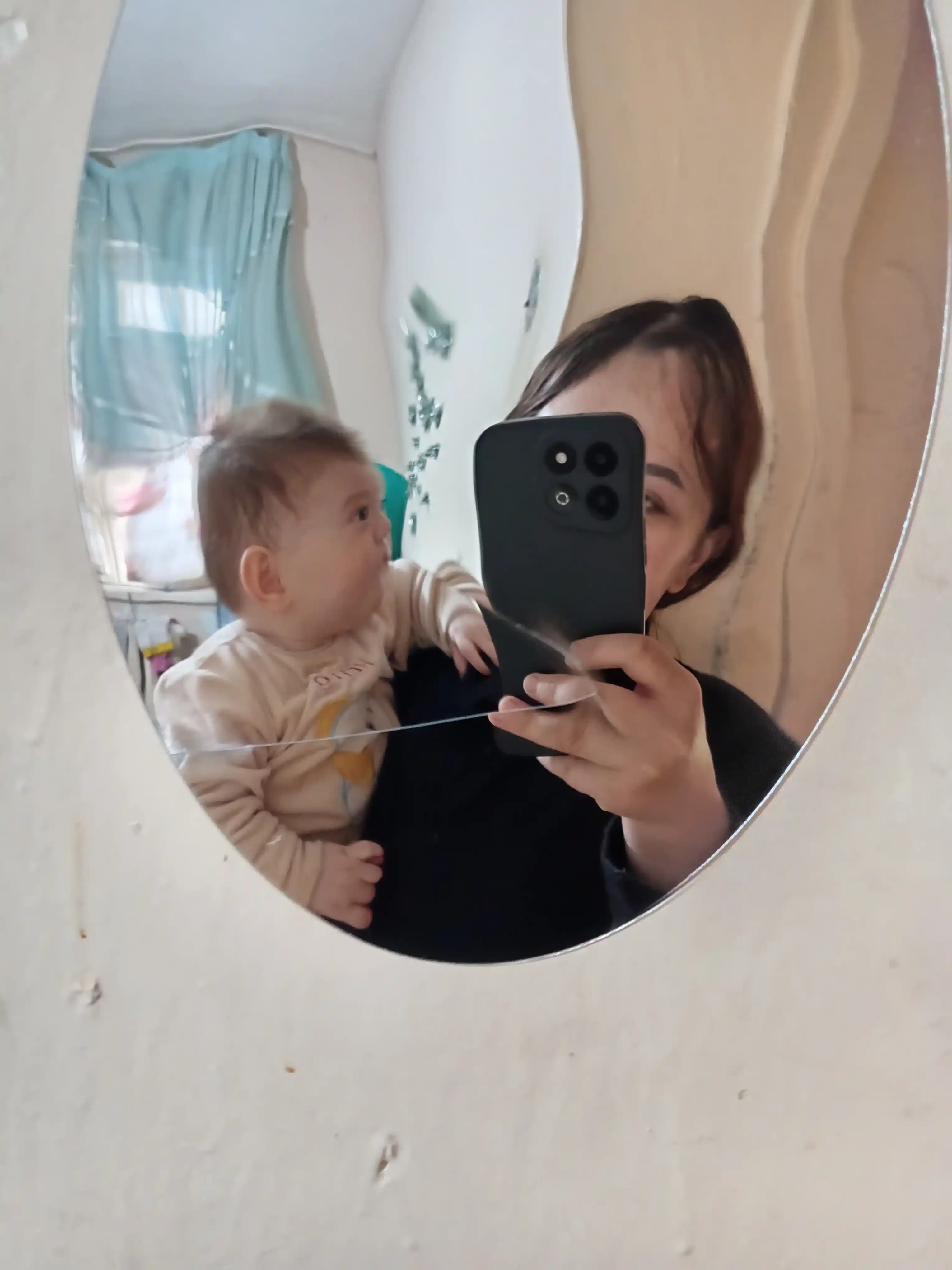 Devorga yopishtirish mumkin bo‘lgan plastik ko‘zgu, interyer