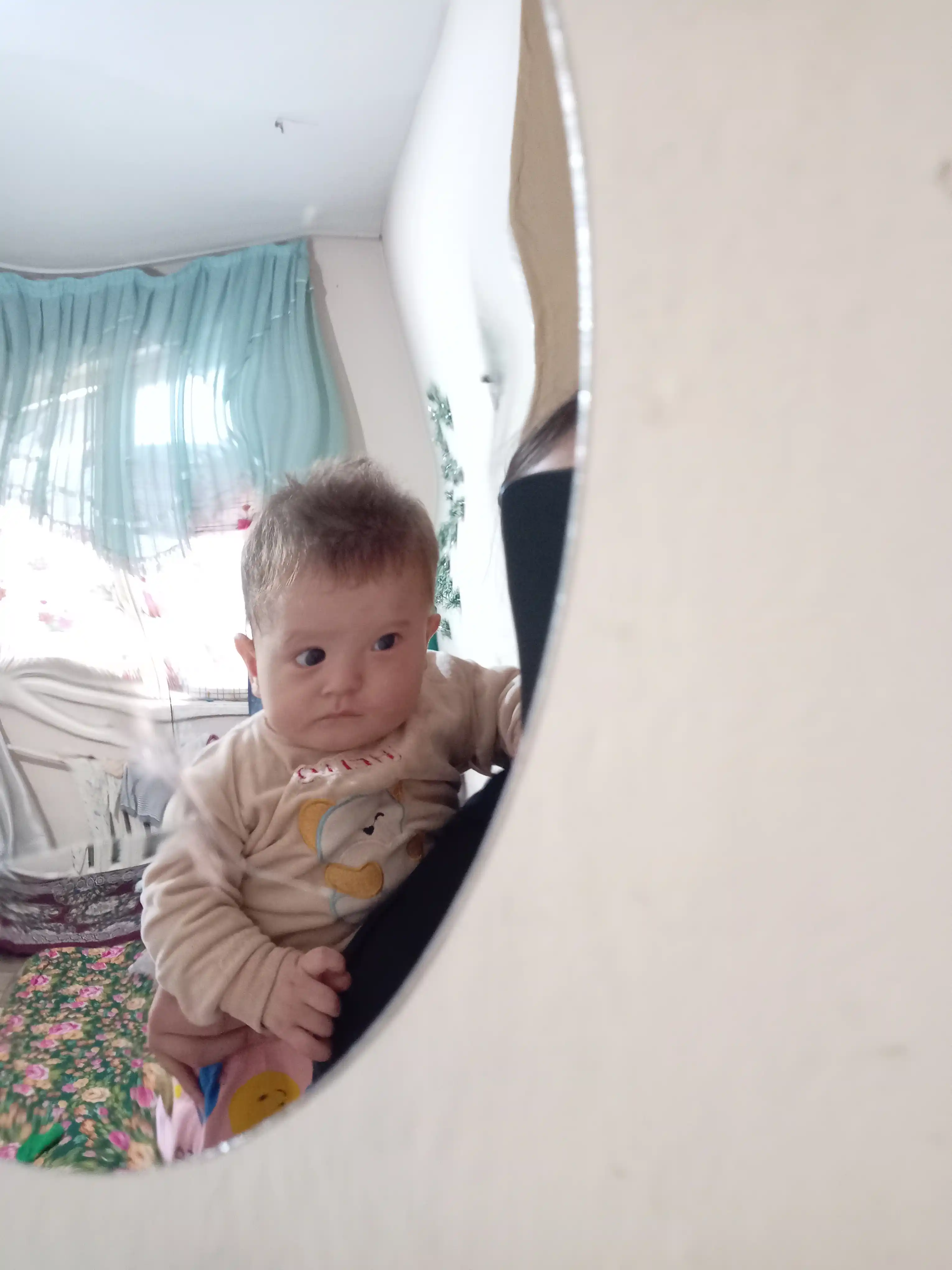 Devorga yopishtirish mumkin bo‘lgan plastik ko‘zgu, interyer