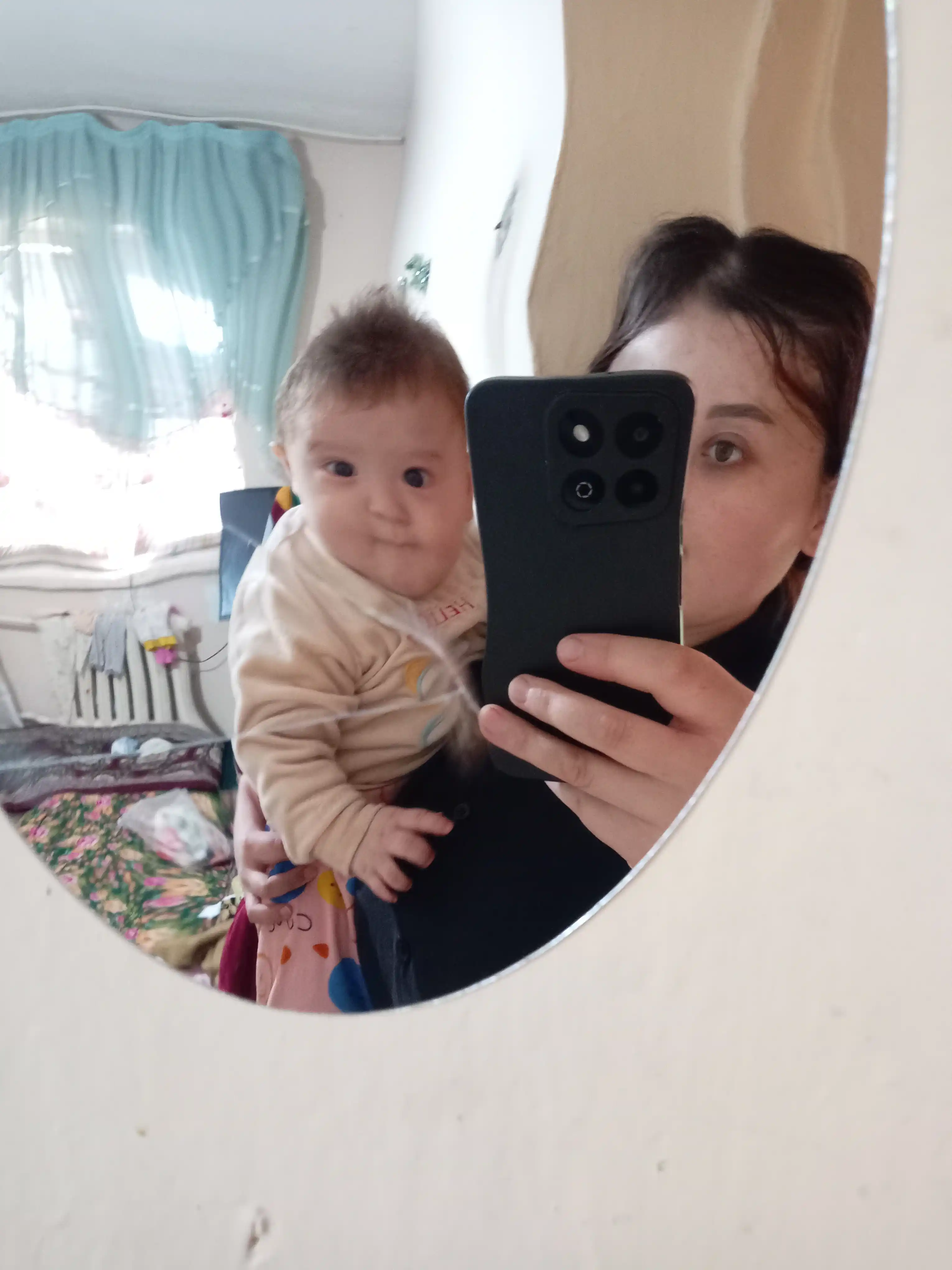 Devorga yopishtirish mumkin bo‘lgan plastik ko‘zgu, interyer