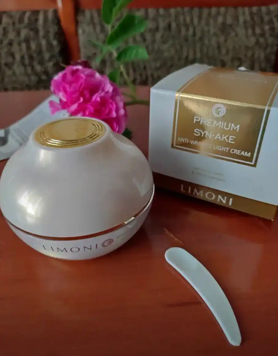 LIMONI Premium Syn-Ake Light ilon zahari bilan yuz uchun qarishga qarshi yengil krem, 50 ml