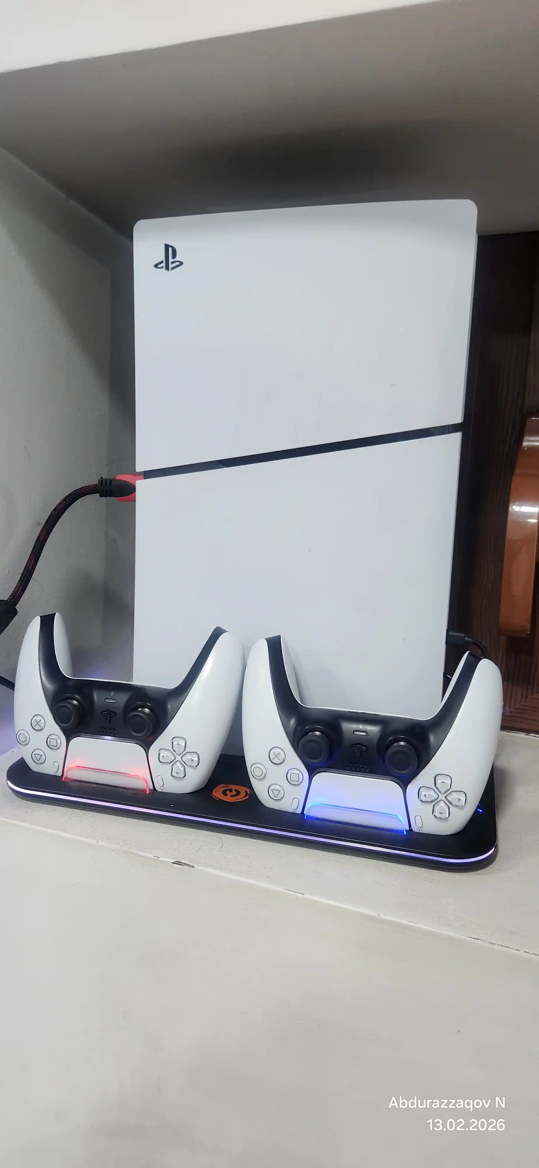 PlayStation 5 sovutgich tagligi, joystiklar uchun o‘rnatilgan quvvatlash moslamasi