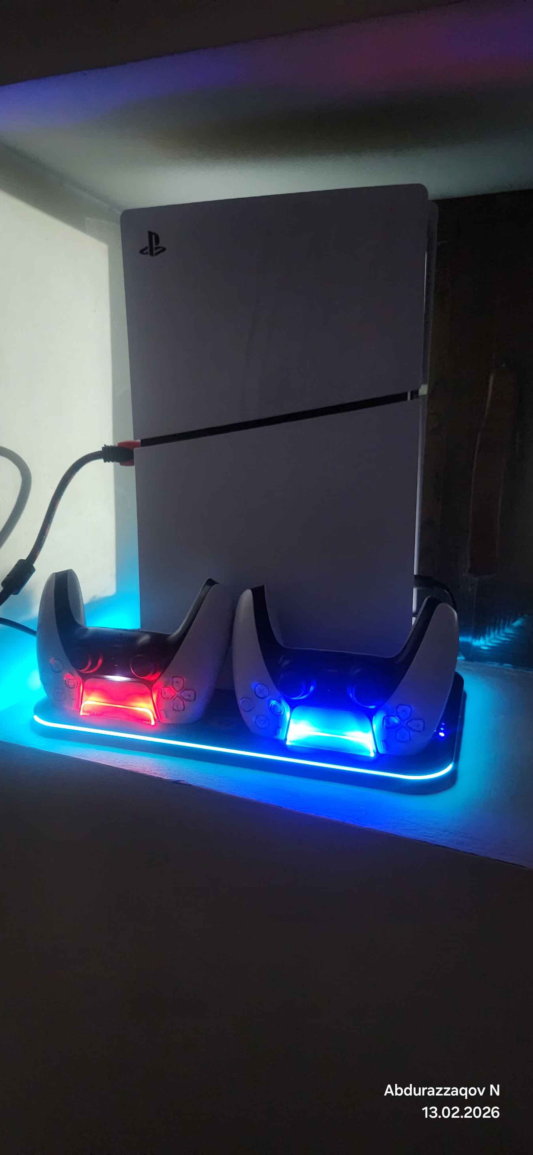 PlayStation 5 sovutgich tagligi, joystiklar uchun o‘rnatilgan quvvatlash moslamasi
