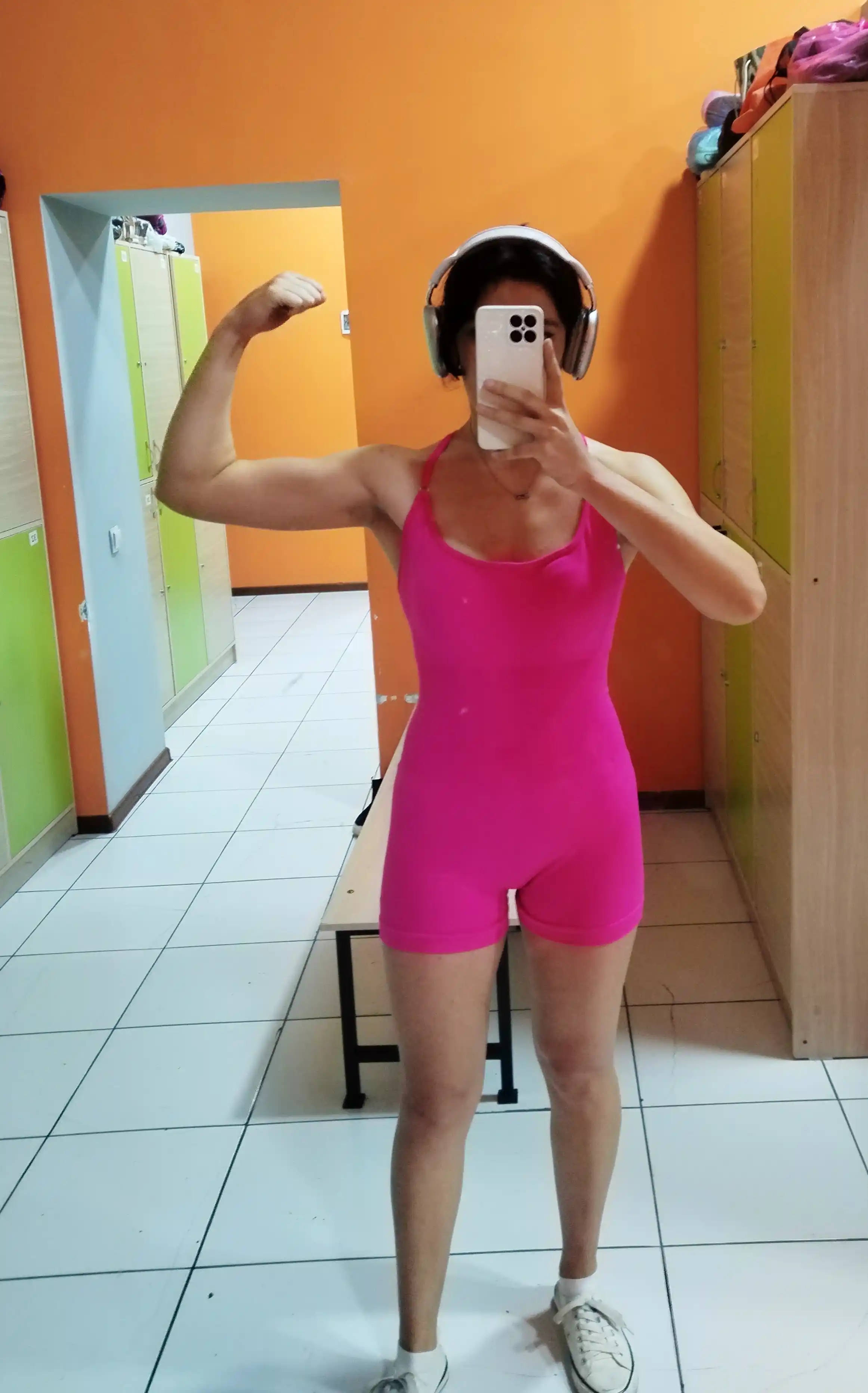 Ayollar sport kombinezoni, orqasi ochiq
