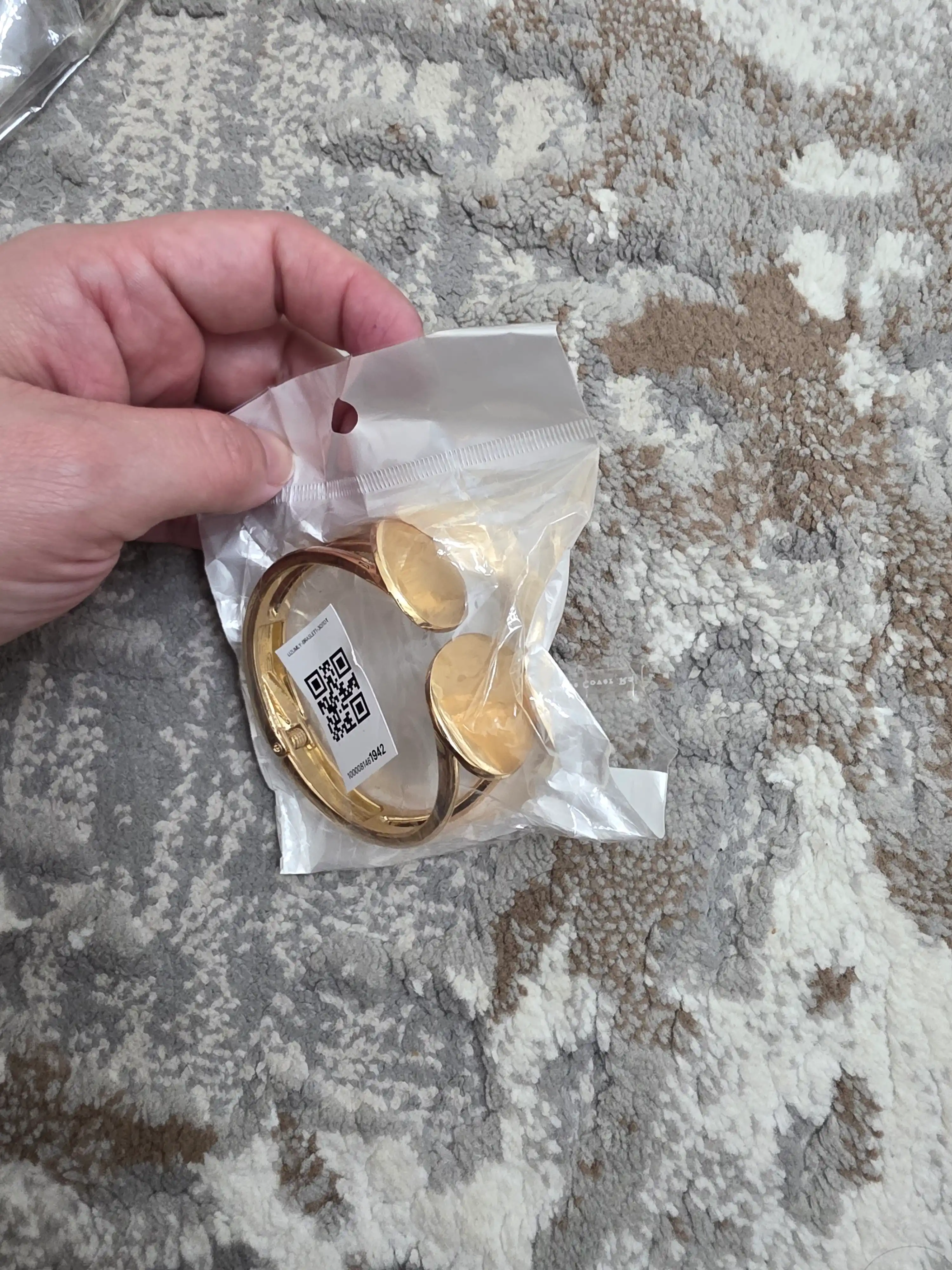 Ayollar uchun qo'l bilaguzuklar, brasletlar, qo'l uchun aksessuarlar