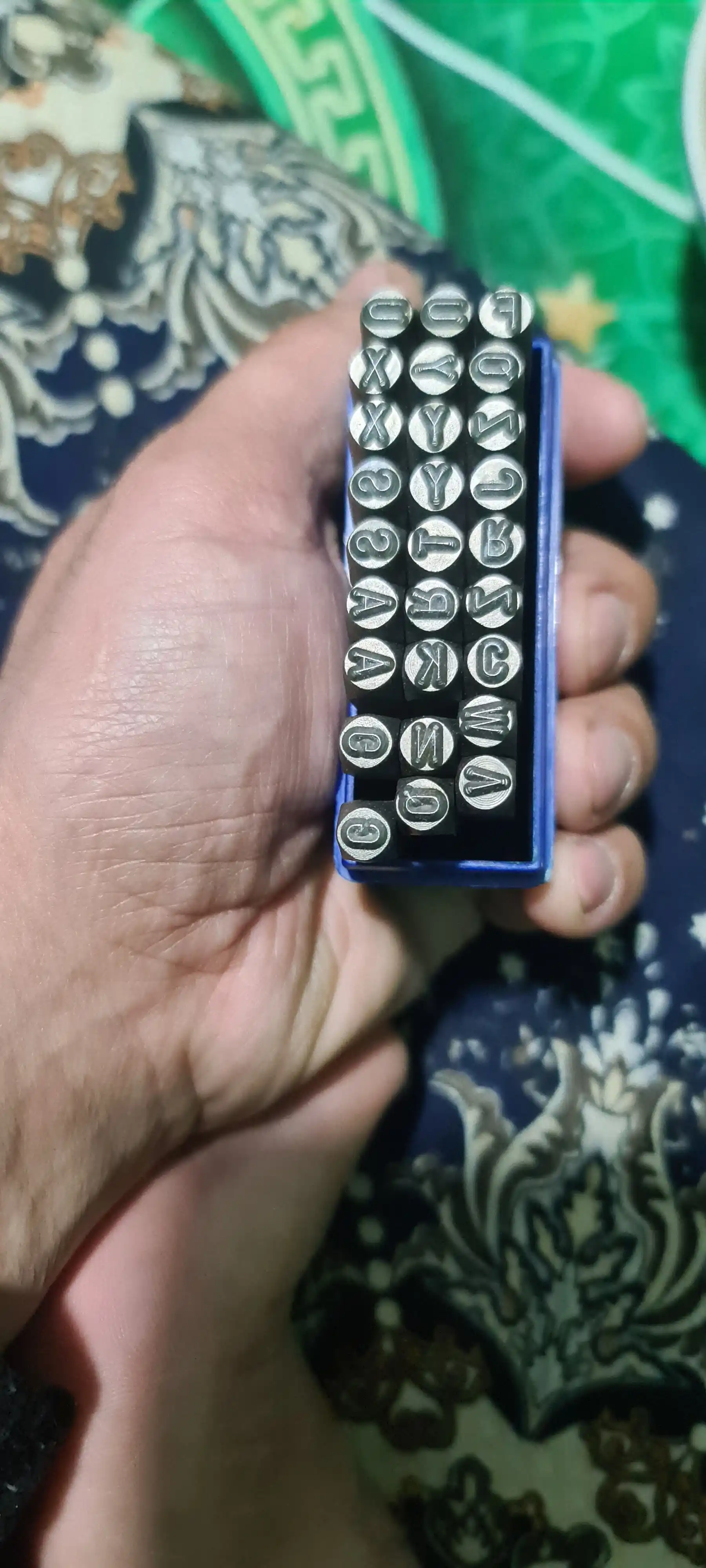 Urg‘uli raqamli va harfli tamg‘alar, lotin harflari, tamg‘a