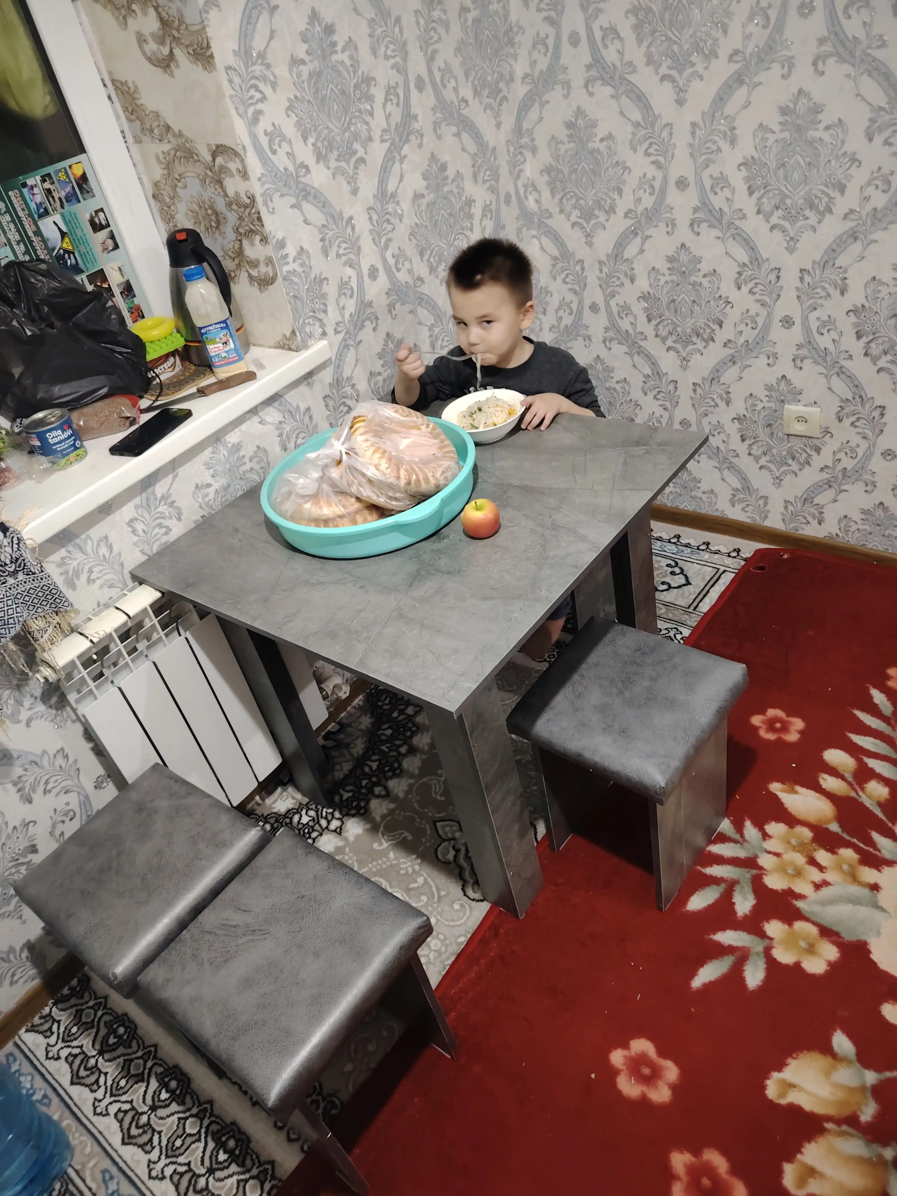 Кухонный стол с пуфами, универсальный, для дома