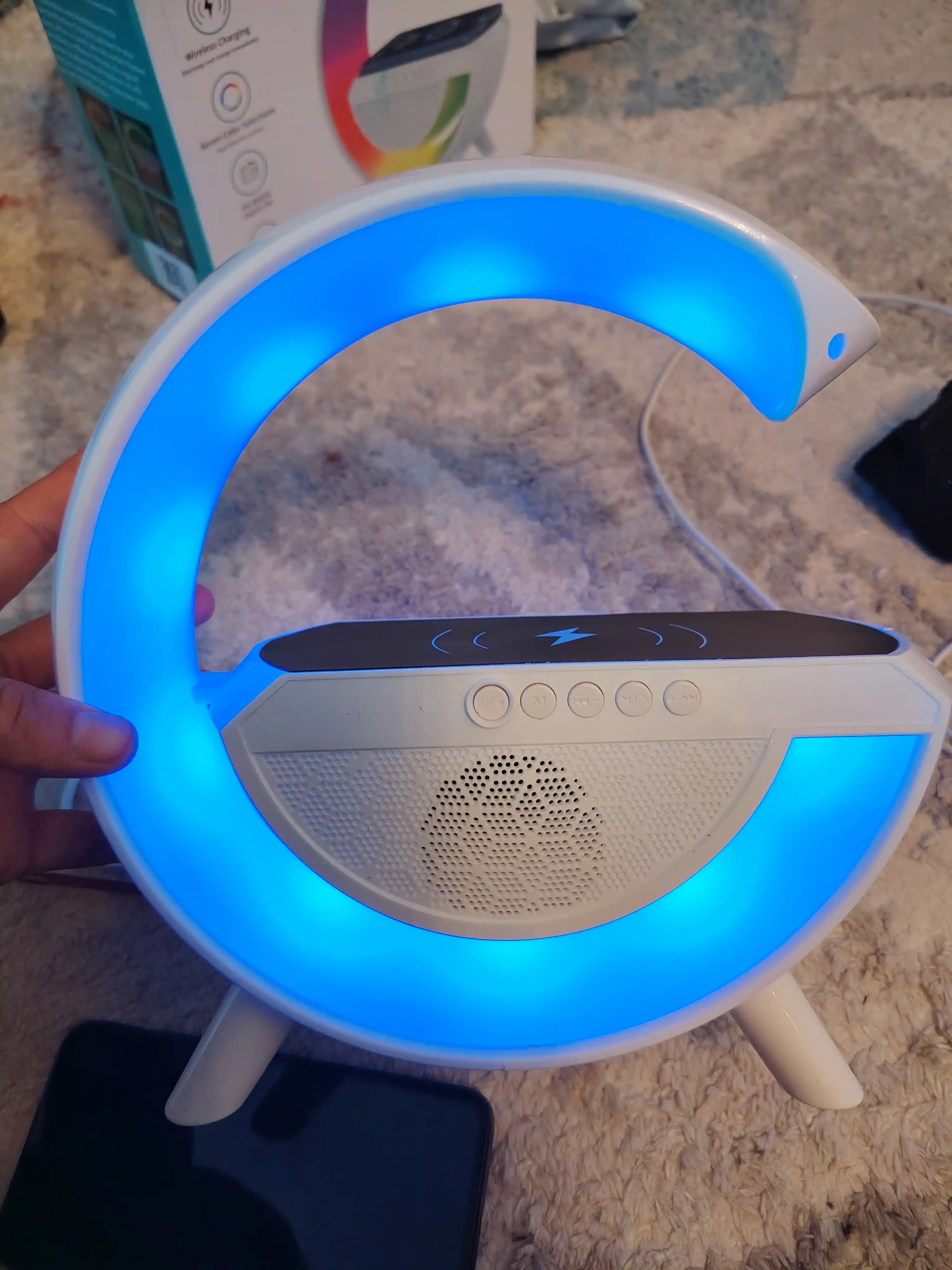 RGB ночник-колонка: Bluetooth, FM-радио, будильник и беспроводная зарядка