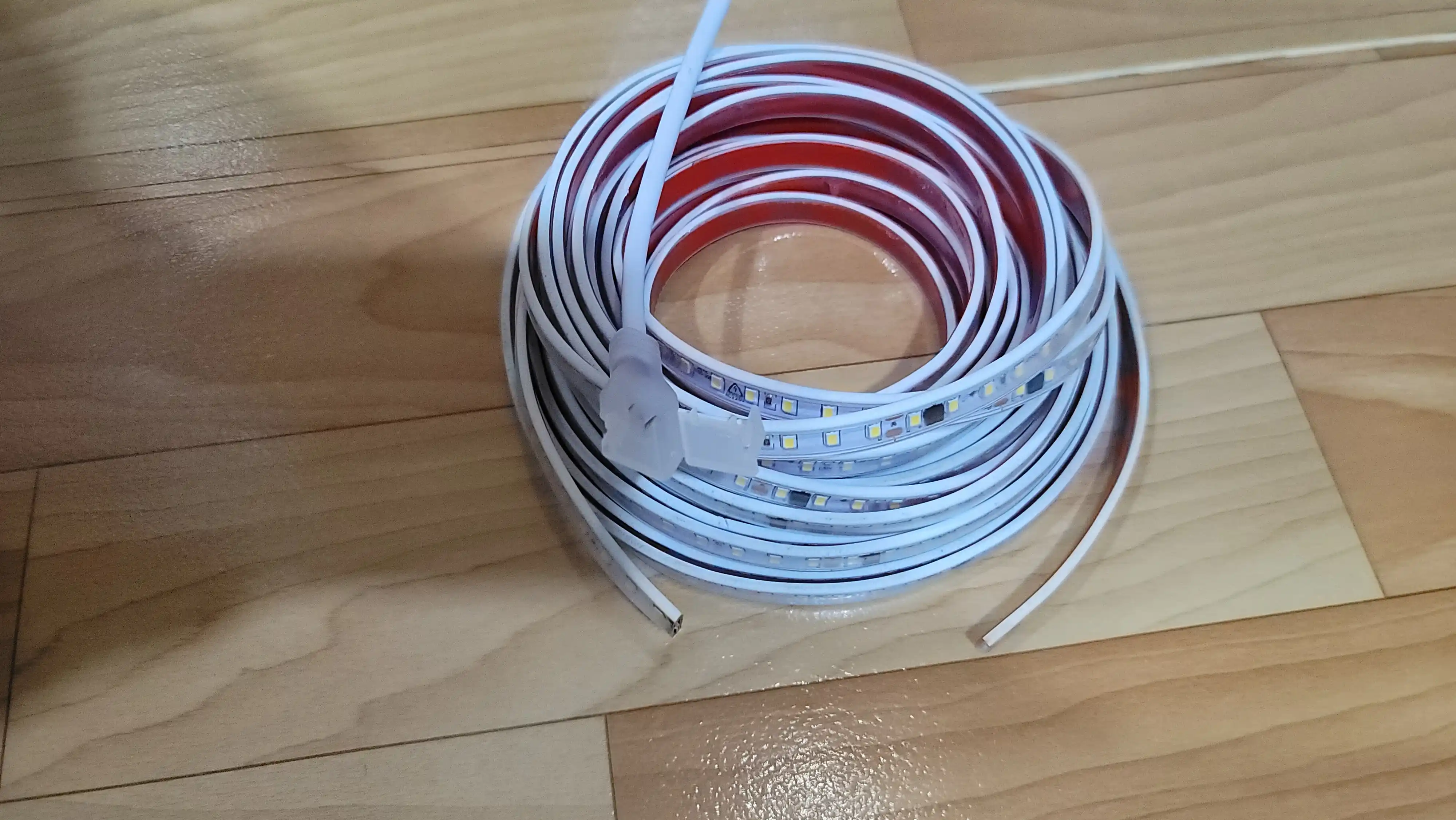 LED yoritish lentasi 220V IP65 — uy va ko‘cha uchun