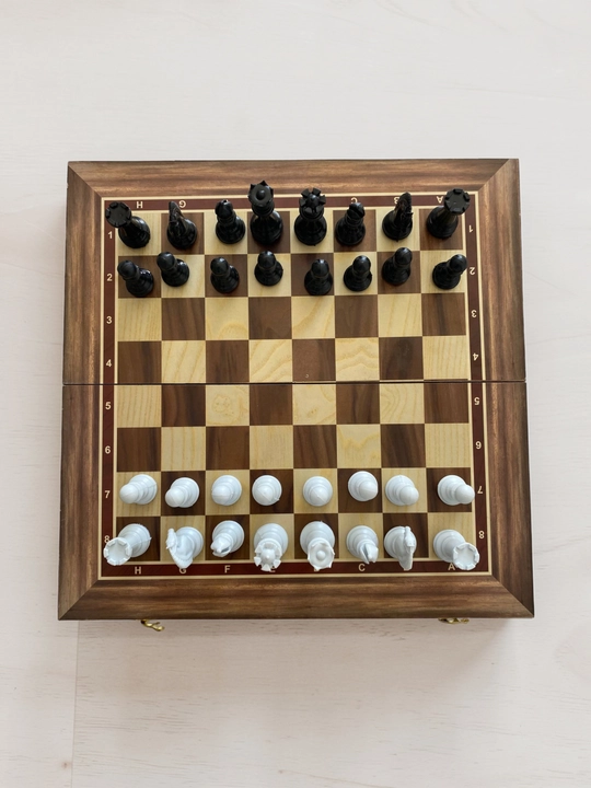 Yog‘ochli shaxmat doskasi, 43x43 sm o'lchamda