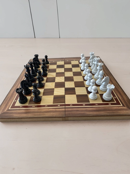 Yog‘ochli shaxmat doskasi, 43x43 sm o'lchamda