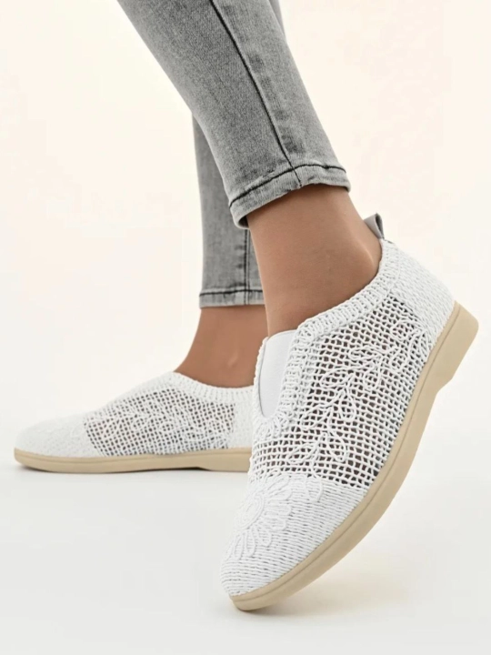 Yengil taglikli, bir o'lchamli, kichik, to'rsimon modelli ayollar slip-onlari