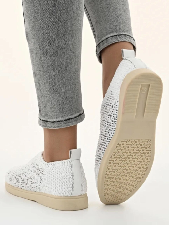 Yengil taglikli, bir o'lchamli, kichik, to'rsimon modelli ayollar slip-onlari