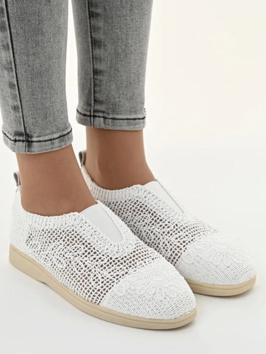 Yengil taglikli, bir o'lchamli, kichik, to'rsimon modelli ayollar slip-onlari
