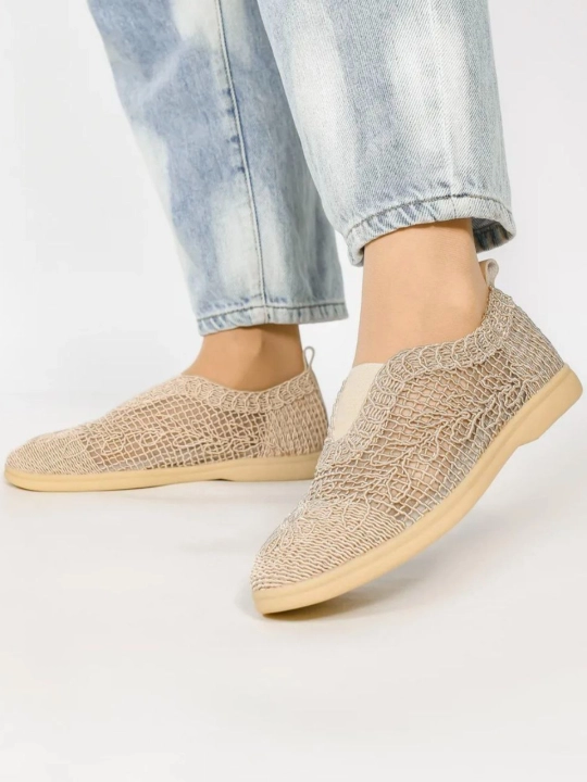 Yengil taglikli, bir o'lchamli, kichik, to'rsimon modelli ayollar slip-onlari