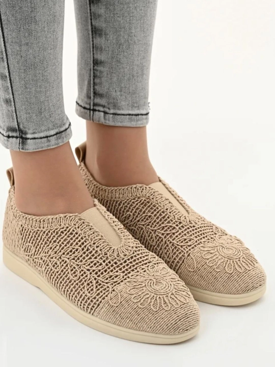 Yengil taglikli, bir o'lchamli, kichik, to'rsimon modelli ayollar slip-onlari