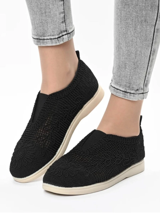Yengil taglikli, bir o'lchamli, kichik, to'rsimon modelli ayollar slip-onlari