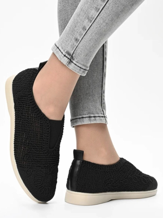 Yengil taglikli, bir o'lchamli, kichik, to'rsimon modelli ayollar slip-onlari