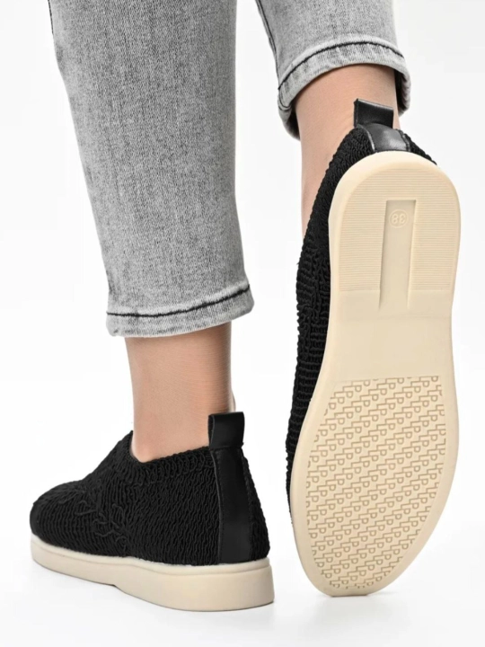 Yengil taglikli, bir o'lchamli, kichik, to'rsimon modelli ayollar slip-onlari
