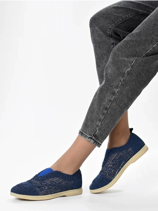 Yengil taglikli, bir o'lchamli, kichik, to'rsimon modelli ayollar slip-onlari