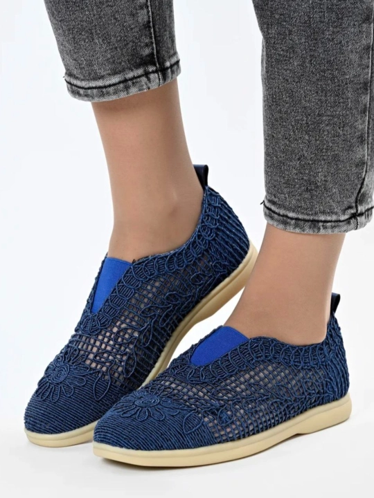 Yengil taglikli, bir o'lchamli, kichik, to'rsimon modelli ayollar slip-onlari