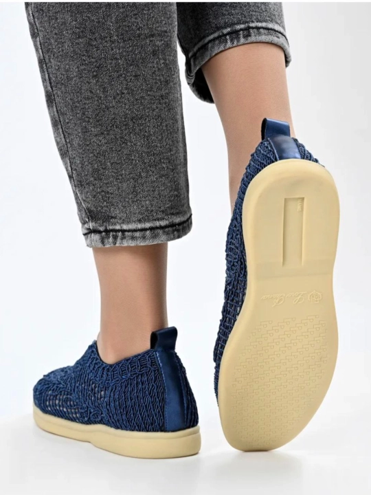 Yengil taglikli, bir o'lchamli, kichik, to'rsimon modelli ayollar slip-onlari