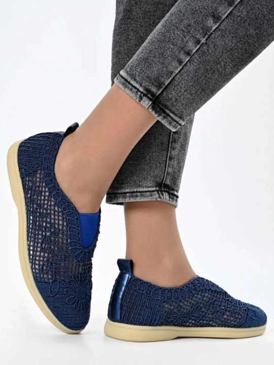 Yengil taglikli, bir o'lchamli, kichik, to'rsimon modelli ayollar slip-onlari