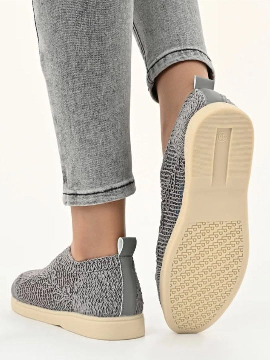 Yengil taglikli, bir o'lchamli, kichik, to'rsimon modelli ayollar slip-onlari