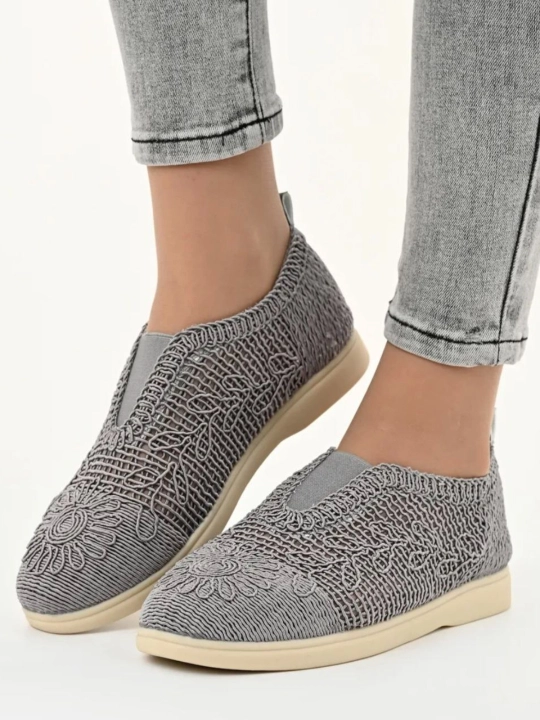 Yengil taglikli, bir o'lchamli, kichik, to'rsimon modelli ayollar slip-onlari