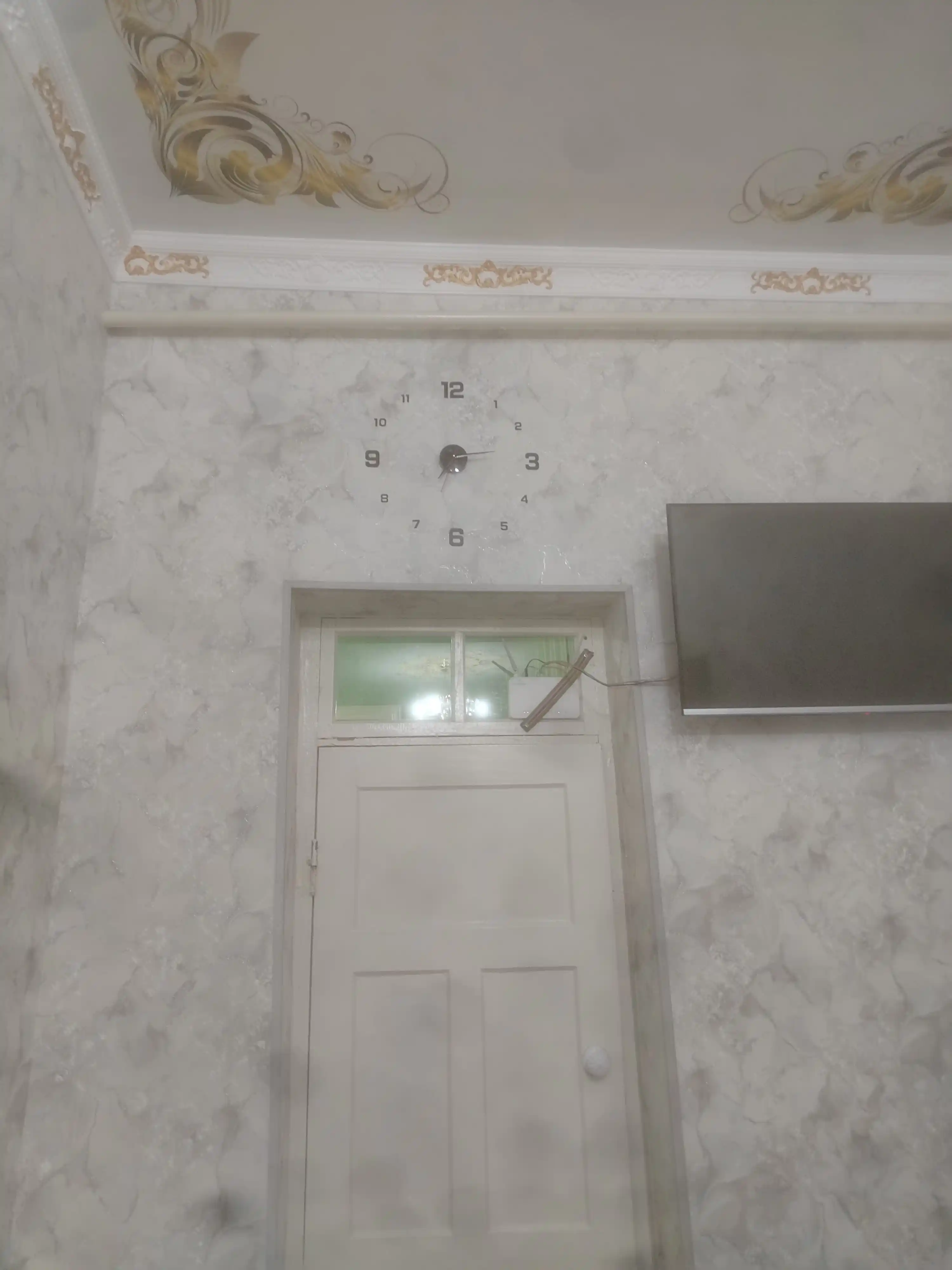 Devor soati, kichik, ramkasiz 3D