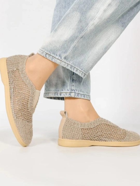 Yengil taglikli, bir o'lchamli, kichik, to'rsimon modelli ayollar slip-onlari